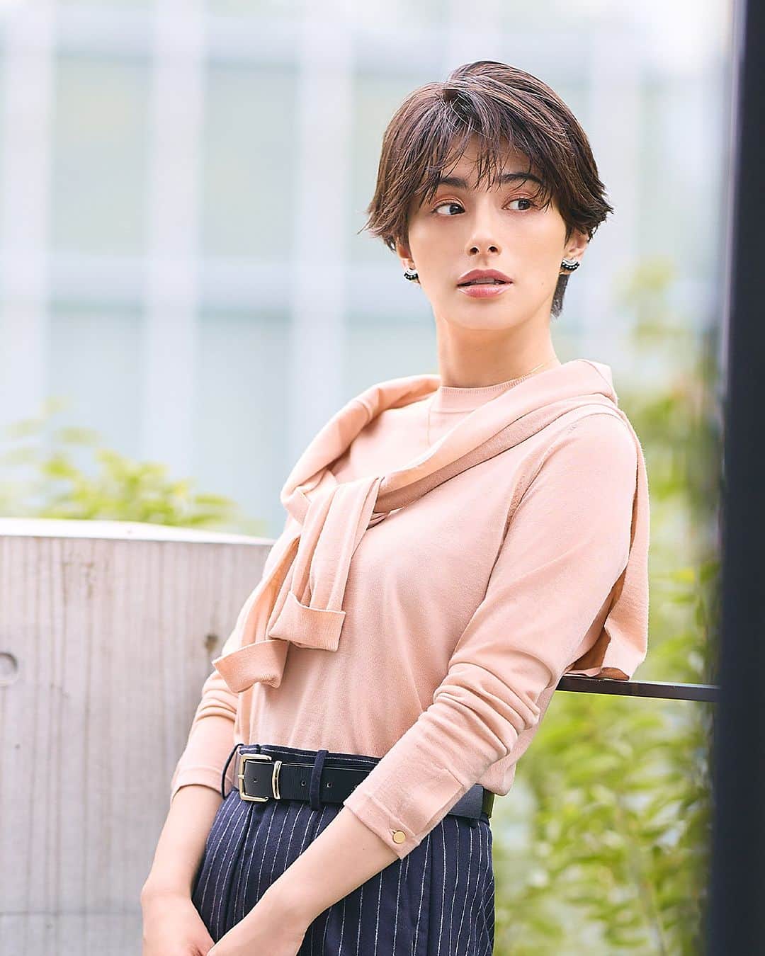 Domani編集部公式アカウントのインスタグラム：「＼11／1 今日のコーデはこちら／ ストライプ柄はそれだけで凛々しいので、淡ピンクの薄手ニットとカーデのアンサンブルで、シンプルな中に柔和さを。  ニット￥26,400・カーディガン￥26,400（マルティニーク ルミネ横浜〈マルティニーク〉） パンツ￥33,000（DES PRÉS） ベルト￥11,000（ガリャルダガランテ 青山店〈ガリャルダガランテ〉） イヤリング￥2,970（ロードス〈ラルク〉） ネックレス￥93,500（ウノアエレ ジャパン〈ウノアエレ〉） バッグ￥16,500（アバハウスインターナショナル オンラインストア〈ロウェル シングス〉） 靴￥22,000（オデット エ オディール 新宿店〈オデット エ オディール〉）  ・・・・・  #毎日コーデ #ワーママコーデ #ワーママファッション #ママコーデ #ママファッション #アラフォーコーデ #今日のコーデ #ファッションスナップ #ファッション好きな人と繋がりたい #ファッションコーデ #服好きな人と繋がりたい #秋コーデ #40代ファッション #大人ファッション #おしゃれさんと繋がりたい #シンプルコーデ #着回しコーデ #きれいめカジュアル  #domanimagazine #ホラン千秋」
