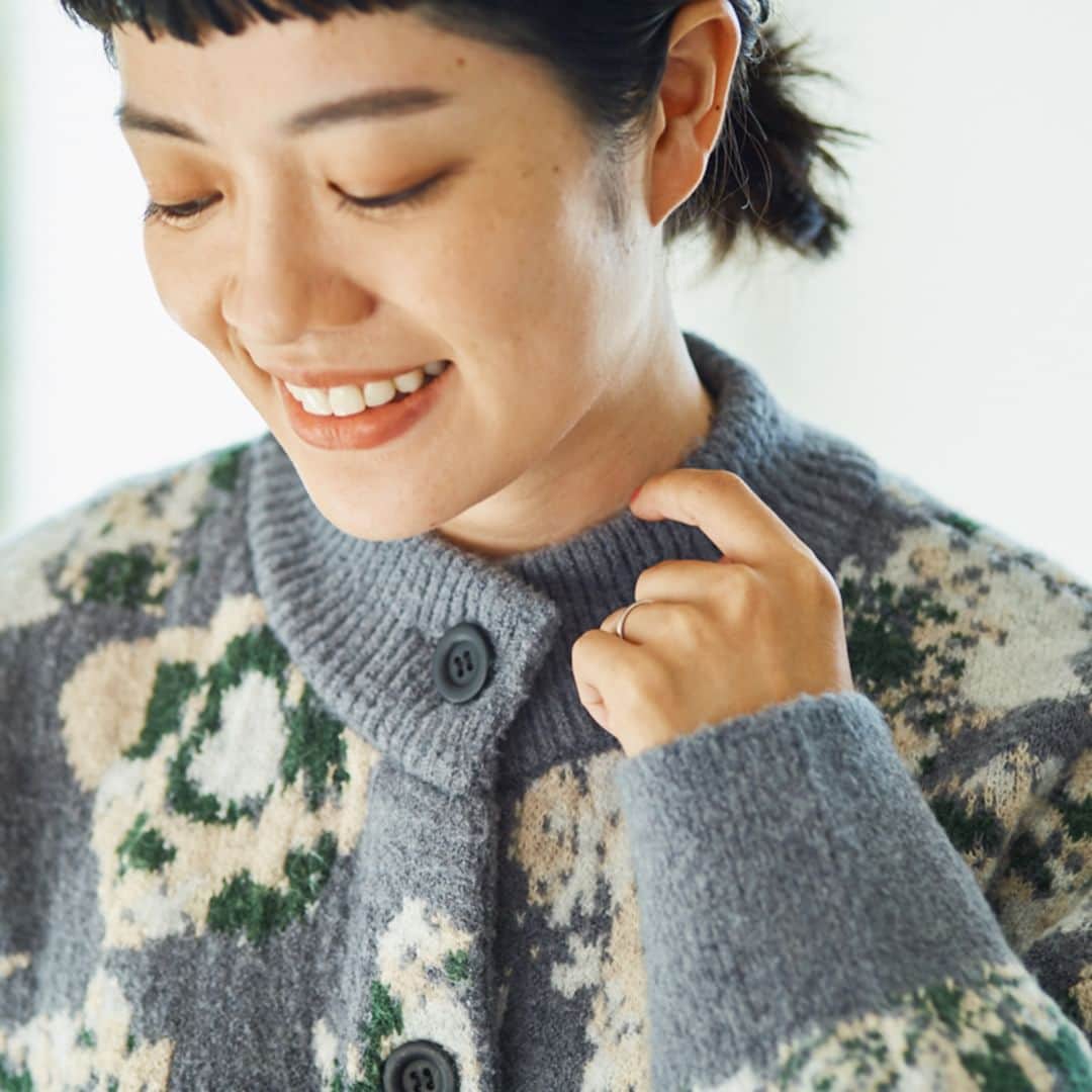 シャンブルオフィシャルさんのインスタグラム写真 - (シャンブルオフィシャルInstagram)「高田久美子さん（@kumiko_takada1209）と考えた「こだわりのアウター」🍀  防寒性を保ちながら軽量に仕上げたニットカーディガン。 アウターの代わりにさっと羽織ったり、コートの下に忍ばせて着用することもでき、これからの季節にあるととっても便利なアイテムです。 肉厚の生地なのに軽い着心地なのが嬉しいポイント🧶  カラーは3種類。 ・グリーン ・ライトグレー ・花柄  10/25(水)より、全国のシャンブル店舗とオンラインストアで販売中です。 お見逃しなく♪  #シャンブル #chambre #シャンブル購入品 #tsukuruandlin #ツクルアンドリン #目利きさんとつくる12ヵ月 #高田久美子 さん #リンネル #デイリーウェア #ニット #ニットカーディガン #カーディガンコーデ #大人かわいい #大人ナチュラル #花柄  #ファッション #着心地のよい暮らしの服 #冬 #冬服 #冬支度 #冬コーデ #冬ファッション #リンネル12月号 #リンネル掲載」11月1日 12時00分 - grchambre