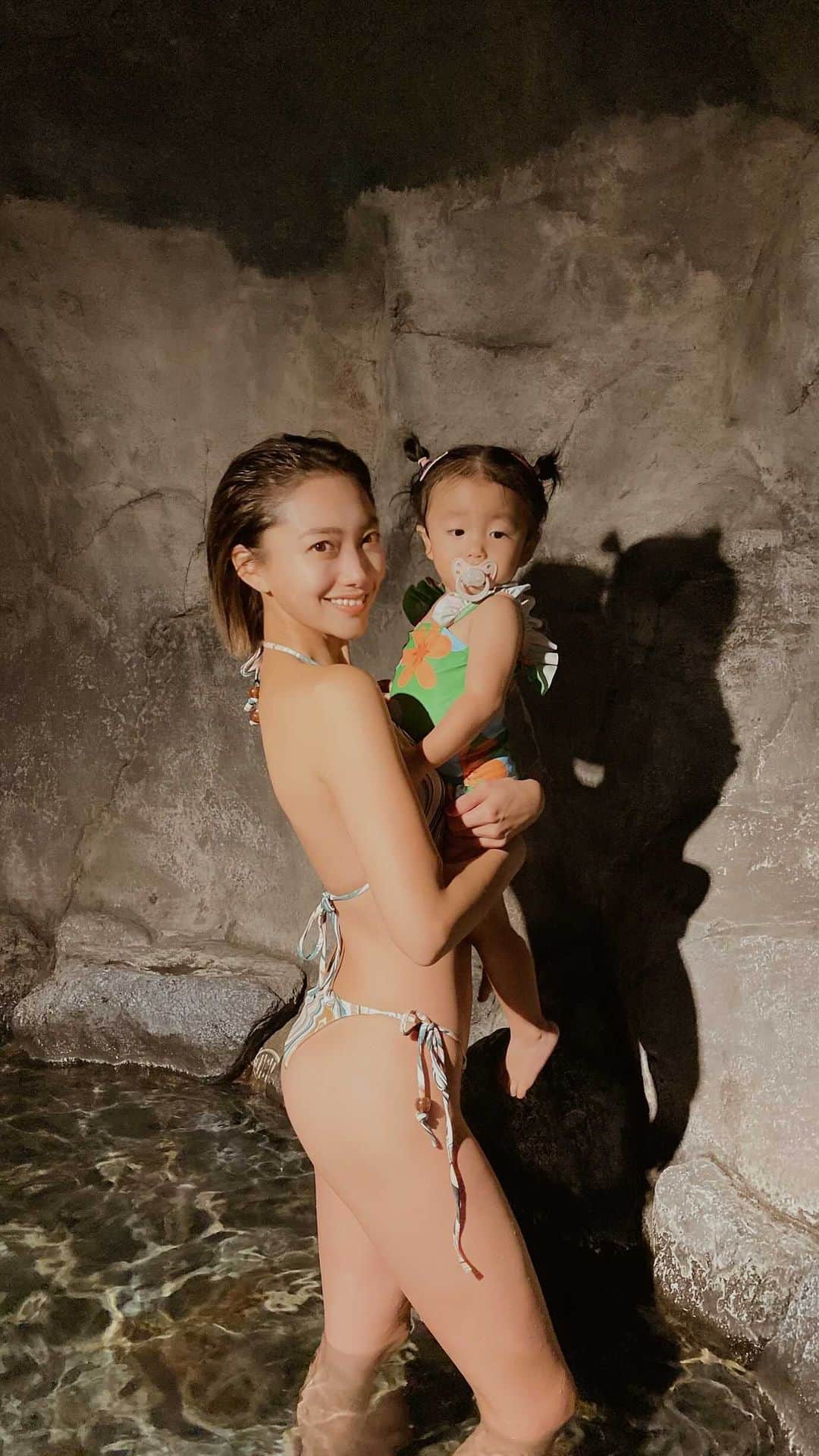 愛菜のインスタグラム：「温泉に行った日♨️ 水を見るとまだママから離れるのが 怖いのが今だけだと思うと可愛い🤤❤️ Photo by  @_emilyishii_ ❤️  #1歳女の子 #1歳児ママ  #1歳9か月」