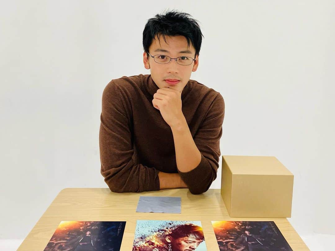 君と世界が終わる日に【公式】のインスタグラム：「⁡ 昨夜のヒント💡のメガネは、首藤シンジ(#須賀健太)再登場の匂わせでした〜❗️ ⁡ 皆さん、予想は当たりましたか？ コメントやリプライで💬、気づいていた方がたくさんいました…さすがです👏😆 ⁡ あの動画撮影後、 ヒントのメガネかけてくれた竹内さん。 とっても素敵だったので✨ #メガネ響 お納めください👓🤲 ⁡ #メガネ男子 #竹内涼真 #劇場版きみセカ #君と世界が終わる日に 🧟‍♂️❤️🧟‍♀️ #映画 #ゾンビ @takeuchi_ryoma」