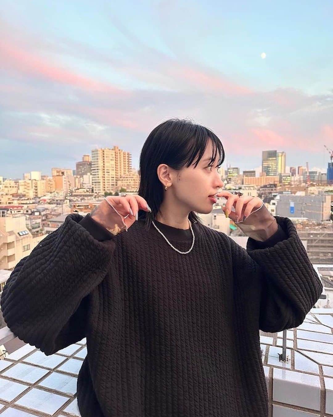 田辺あゆみのインスタグラム：「@freaksstore_official とのコラボアイテムが10/31より発売となりました🙌 少しずつお手元に届きだしているようで、わたしも嬉しいです❣️  @daytona_park  オンラインショップで商品を見ていただくと、下の方にスタッフの方たちのコーディネートが出てきます。 こちらもぜひ参考にしてみてください〜💓」