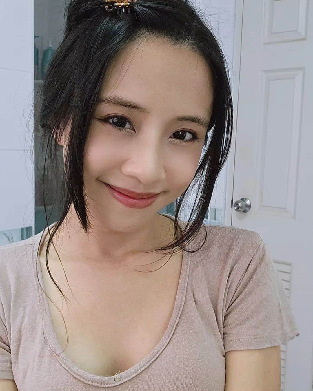 のインスタグラム：「สวัสดีวันพุธ 🇯🇵 こんにちはー！今日も頑張ろう จะไปทำผมสักหน่อย ลืมไปว่าวันนี้เขาชอบหยุด 😂」