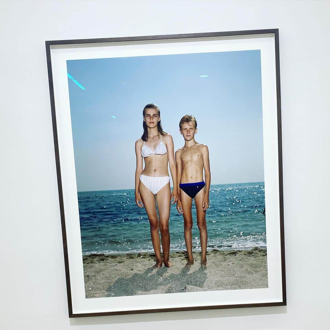 オリヴィエ・ザームのインスタグラム：「Rineke Dijkstra @mariangoodmangallery new show in NYC revisiting her archives of Beach Portraits in Coney Island (1993) and finding those unprinted pictures. Brillant, touching and still relevant (the mysterious, delicate, playful and free process of identity construction and self-image). We were those kids! What are we doing now with our fragility? Oscillation between fear and ideology!」