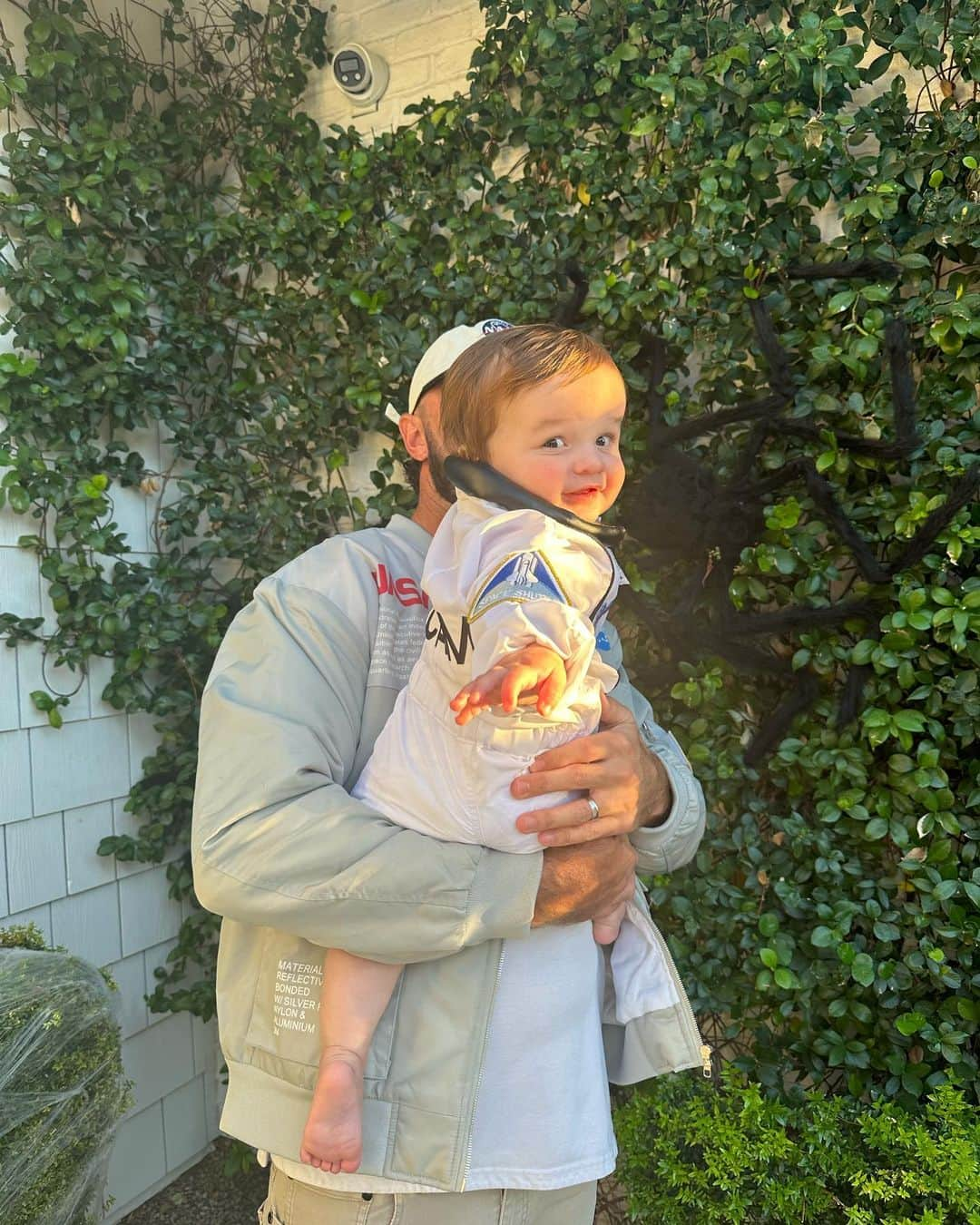 マックス・ホーマさんのインスタグラム写真 - (マックス・ホーマInstagram)「First Halloween!! The cutest little astronaut and his NASA technicians. And yes, Cam is obsessed with the photographer/his mama @lacehoma」11月1日 12時09分 - max.homa