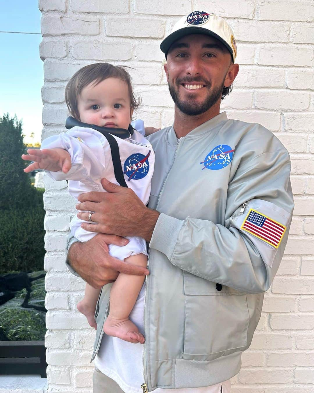 マックス・ホーマさんのインスタグラム写真 - (マックス・ホーマInstagram)「First Halloween!! The cutest little astronaut and his NASA technicians. And yes, Cam is obsessed with the photographer/his mama @lacehoma」11月1日 12時09分 - max.homa