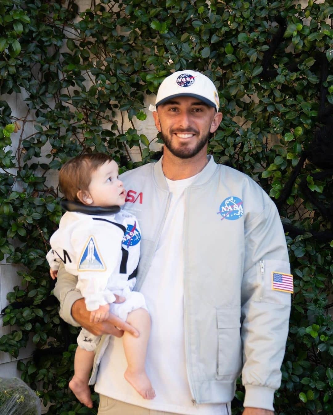 マックス・ホーマのインスタグラム：「First Halloween!! The cutest little astronaut and his NASA technicians. And yes, Cam is obsessed with the photographer/his mama @lacehoma」