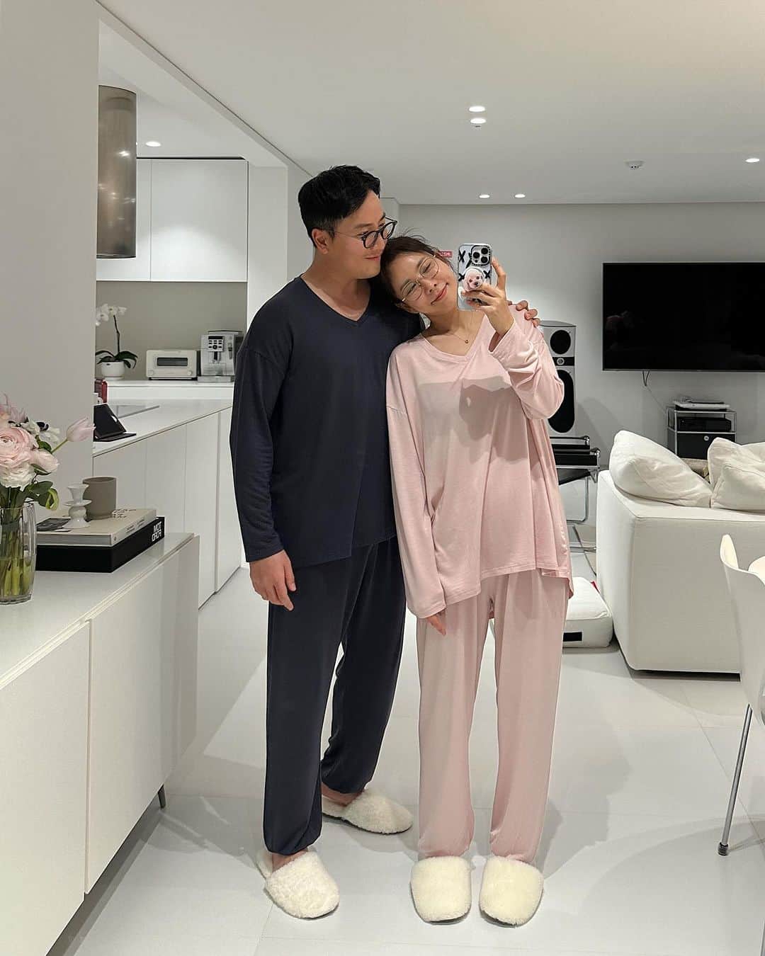 キム・ジュニのインスタグラム：「다시 돌아왔지요! 미친 촉감! 숙면템! #블랙라벨텐셀홈웨어 이번주 금요일이에요!!  남녀 공용으로 S/M , M/L 두가지 사이즈로 진행됩니다! (요 사진은 남편도 저도 M/L 입었어요!)  ▫️사이즈 S/M (55-66) M/L (77-88, 남성은 100까지)  ▫️컬러 차콜/베이지/블루/핑크 Tencel 96% Span 4%  진짜 진짜 제가 찐으로 애정하는 애정템이에요 강력추천합니다🙋🏻‍♀️ 자세한 설명 준비해올께요!!  #어버브 #블랙라벨텐셀홈웨어」
