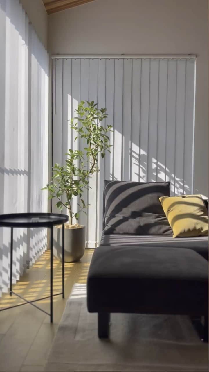 Ayaのインスタグラム：「今日から11月スタート🌞🌱 もう引っ越しして半年経ったよー🏠  バルコニーも完成して快適です！  子供いると毎日散らかるけど 掃除がんばらないとなー😌✨  #myhome」
