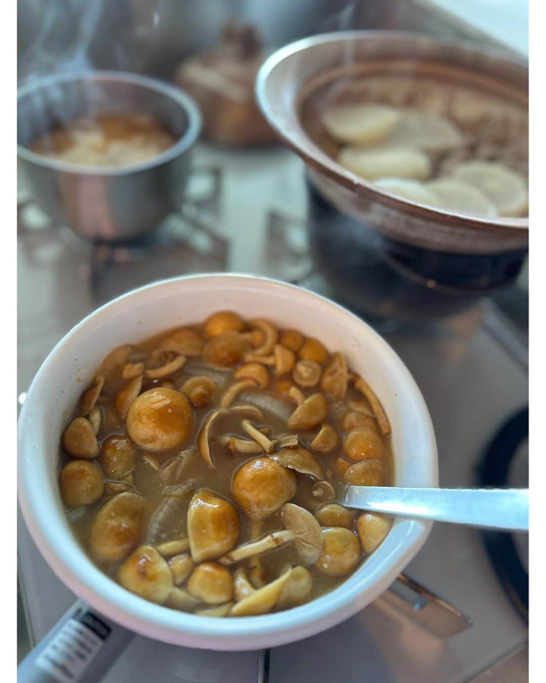 佐々木希のインスタグラム：「味噌汁と離乳食作り🍲 うちは蒸し器をかなり使うからもう一つ買った🥹 早く届かないかな。  さて、お仕事行ってきます！ 味噌汁と納豆とサラダ持って。笑 全く映えない😢笑」