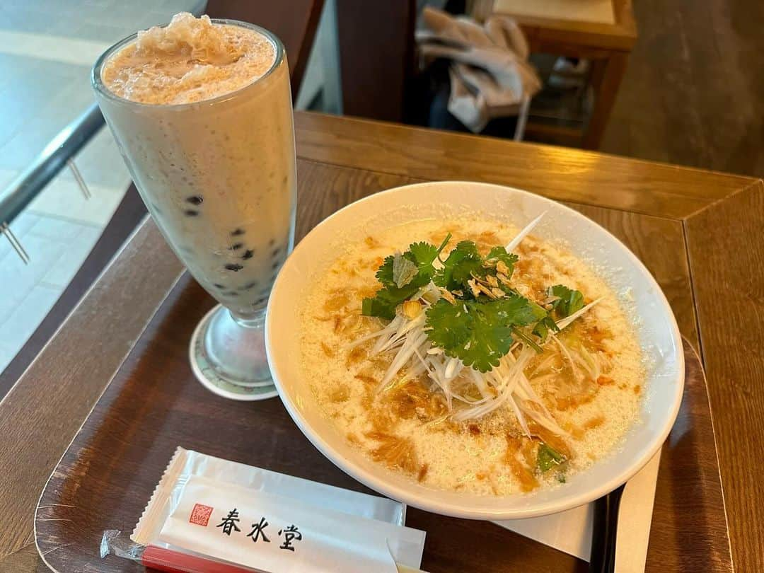 まえちゃんねるのインスタグラム：「今日のランチは、豆漿鶏湯麺とタピオカミルクティー🧋ずっと気になってた台湾のお店にようやく来ることができた😊豆漿とは違う感じだけど、とても美味い😋ミルクティーもお茶濃いめでナイス👍  #ランチ #今日のランチ #豆漿鶏湯麺 #タピオカミルクティー #春水堂」