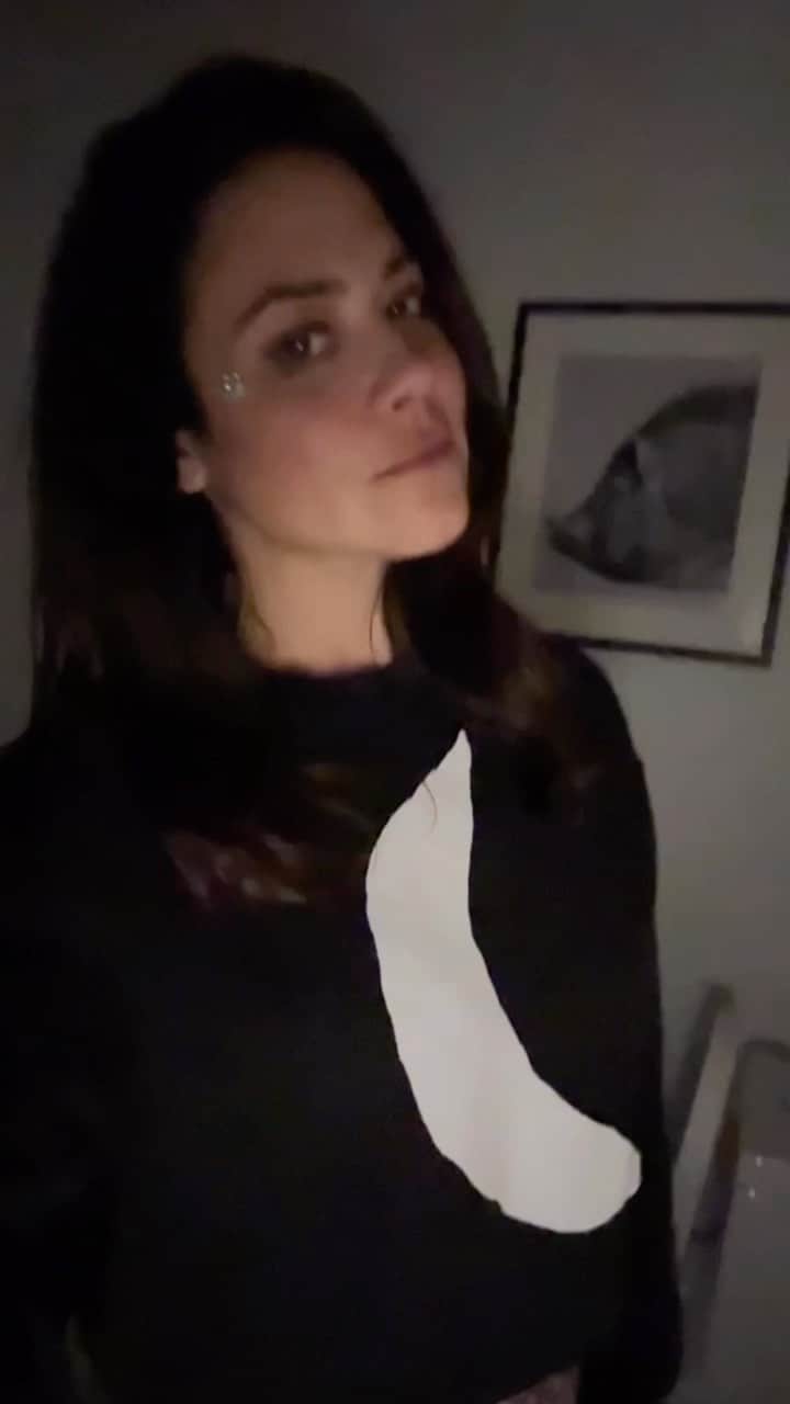 カミーユ・グアティのインスタグラム：「When #halloween was a wash, you got no pictures and are scrolling Instagram feeling like a bad parent…  But then… a ghost (or just an electric low surge) causes your lights to flicker and you catch a glance in the mirror. NOW YOU GOT YOUR HALLOWEEN SHOT!  Your welcome?🤷🏽‍♀️👻」