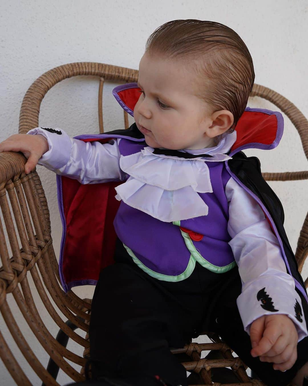 ジェナ・ジョンソンさんのインスタグラム写真 - (ジェナ・ジョンソンInstagram)「Ending your Halloween with these 🧛🏻‍♀️ The side profile of the slicked hair really gets me. Daddy’s twin!!  Swipe to see what the judges fake scored Rome’s first Halloween costume 🎃👻」11月1日 12時18分 - jennajohnson