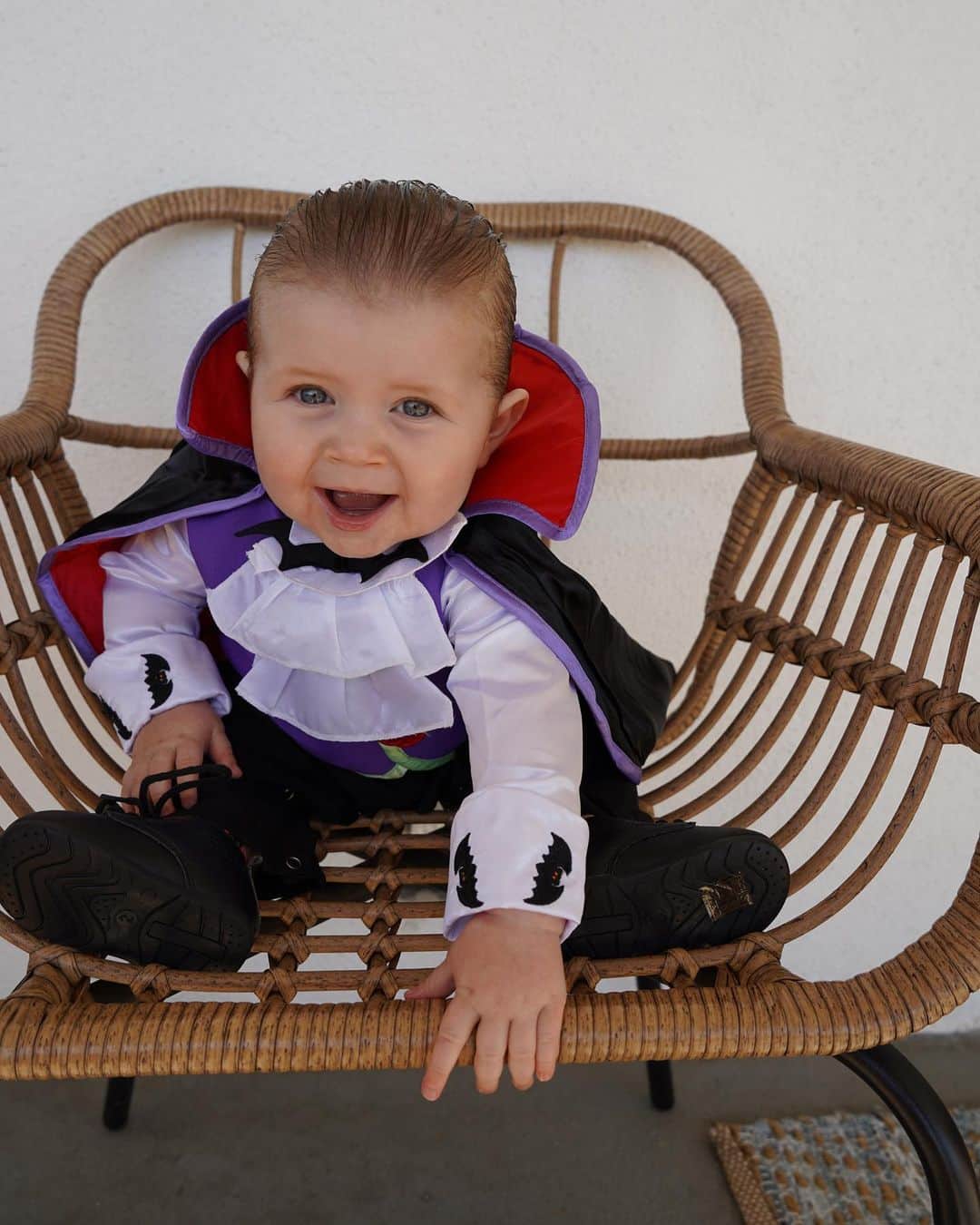 ジェナ・ジョンソンのインスタグラム：「Ending your Halloween with these 🧛🏻‍♀️ The side profile of the slicked hair really gets me. Daddy’s twin!!  Swipe to see what the judges fake scored Rome’s first Halloween costume 🎃👻」