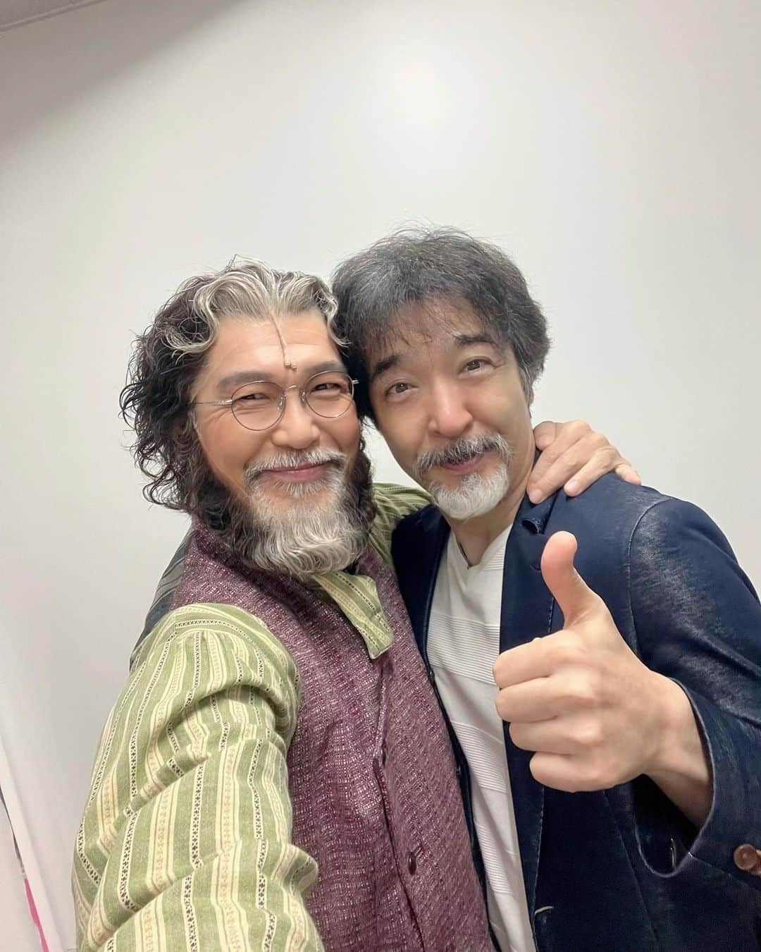 大澄賢也のインスタグラム：「#アナスタシア　大千穐楽  ヴラド役　Wキャストの禅さんと  Wヴラドで写真撮りたかったのですが、 公演が始まったら、なかなかタイミングが合わずー残念でした🥲  写真は昨日大千穐楽の日 昼公演で千穐楽を終えてから東京に帰る禅さんと、これから舞台へスタンバイする自分との写真です。  禅さんは年齢は一つ上のお兄さんですが 自分にとってはとても大きな存在の 大先輩の尊敬する俳優さんです✨  稽古から禅さんが居て下さり 本当に心強く、 沢山刺激を受け学ばせて頂きました。  稽古中は 自分が芝居や歌の芸事についてから 世間話など 色々と聞いても、必ず答えてくださり 経験値と知識がとても豊富で、 沢山勉強させて頂きました。  禅さんならではのヴラド、 勿論自分には、真似のできない、 優しさに溢れるチャーミングな禅さんの人間味が滲み出る 「禅ヴラド」大好きでした‼️  「今度は、Wキャストでなく、一緒に舞台に立とうね」と声を掛けて下さり 感謝しております。 共演させて頂けるように もっと精進して行きますー  禅さん、本当に有難うございました🙏  またお会いできる日を楽しみにしております🌟  #石川禅 #大澄賢也 #anastasiamusical」