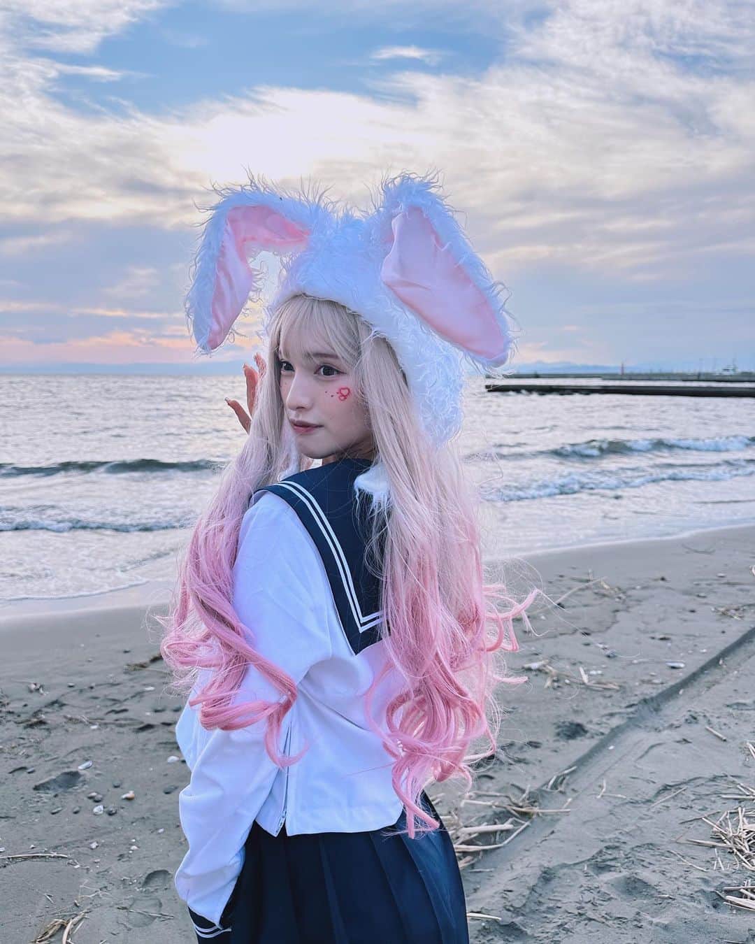 のインスタグラム：「すださんがお昼をお知らせします🐇  #HappyHalloween  #ハロウィン #うさぎ #セーラー服 #コスプレ #jk #金髪 #菅田愛貴 #はろぺこりん #みんなは何食べるの？」