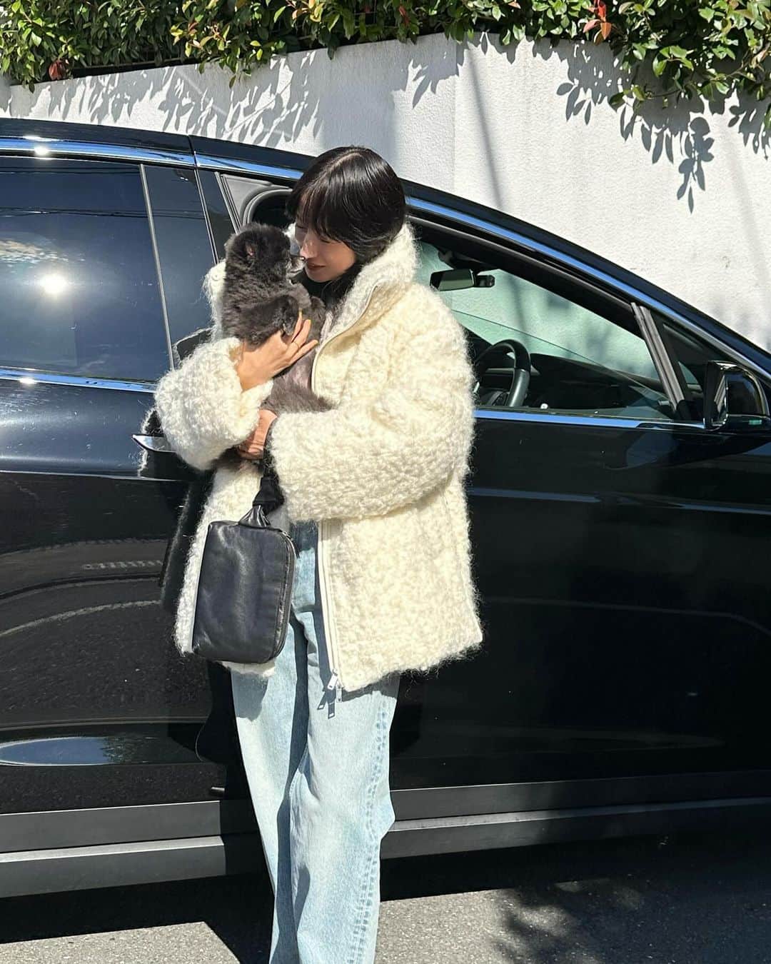 松本恵奈のインスタグラム：「こんにちは！ お問い合わせを沢山いただいていたこちらのコートは もうすぐ始まる新宿伊勢丹POPUPで先行入荷されるモヘアループダウンコートです⚪️  モヘア混のループ糸を使って織り上げ、 ウールでは表現できない光沢と高級感を表現。 ダウンなので防寒性にはもちろん拘ったんだけど、 スタンドを高めにしてモードさを取り入れつつ サイドにファスナーを施して ファッション感もちゃんと出るように作った 自信作なんだ💪🏻  ディテールだけではなく SNOW PUREと呼ばれる日本のダウンを使用し、 サステナブルにも取り組んだアイテムです✨  今季のCLANEではハイラインのコート。 制作からずっと思い入れのある1着なので みんなにも是非手にとって見てもらいたいな☺️ 発売まで楽しみにしていてね♡  #clane #新作 #新宿伊勢丹popup #先行入荷」