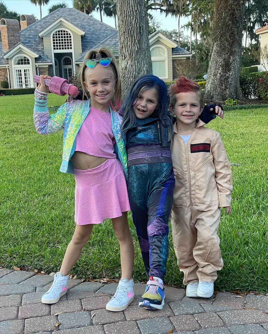 ビリー・ホースケルさんのインスタグラム写真 - (ビリー・ホースケルInstagram)「Halloween 2023 ☑️ 🎃👻💀🧡🖤 Colbie was Mal from Descendants, Axel was a ghostbuster, and Skylar was Taylor Swift 2.0. Billy and I are pretty self explanatory 😂 📦」11月1日 12時25分 - billyho_golf