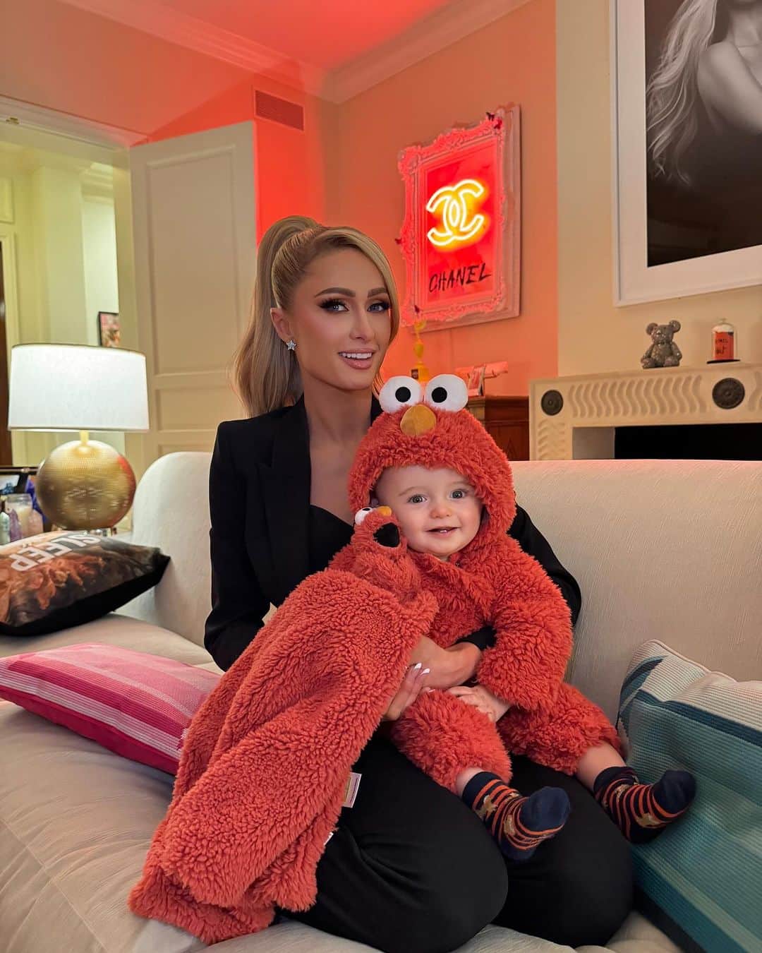 パリス・ヒルトンのインスタグラム：「My lil Elmo. 🥹❤️👶🏼❤️ #BabysFirstHalloween 🎃」