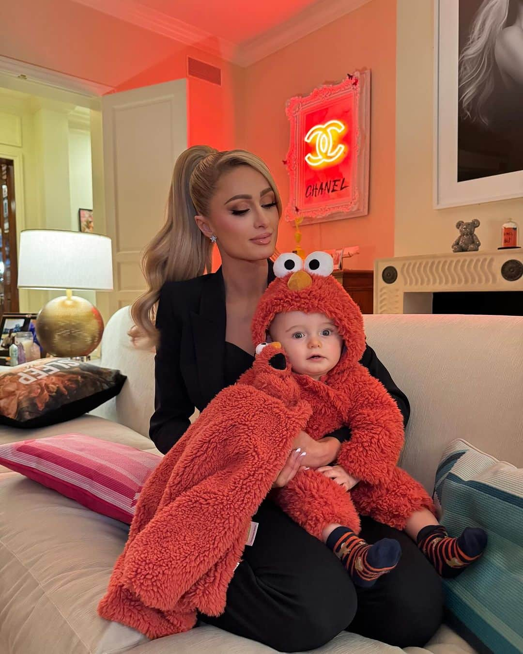 パリス・ヒルトンさんのインスタグラム写真 - (パリス・ヒルトンInstagram)「My lil Elmo. 🥹❤️👶🏼❤️ #BabysFirstHalloween 🎃」11月1日 12時26分 - parishilton