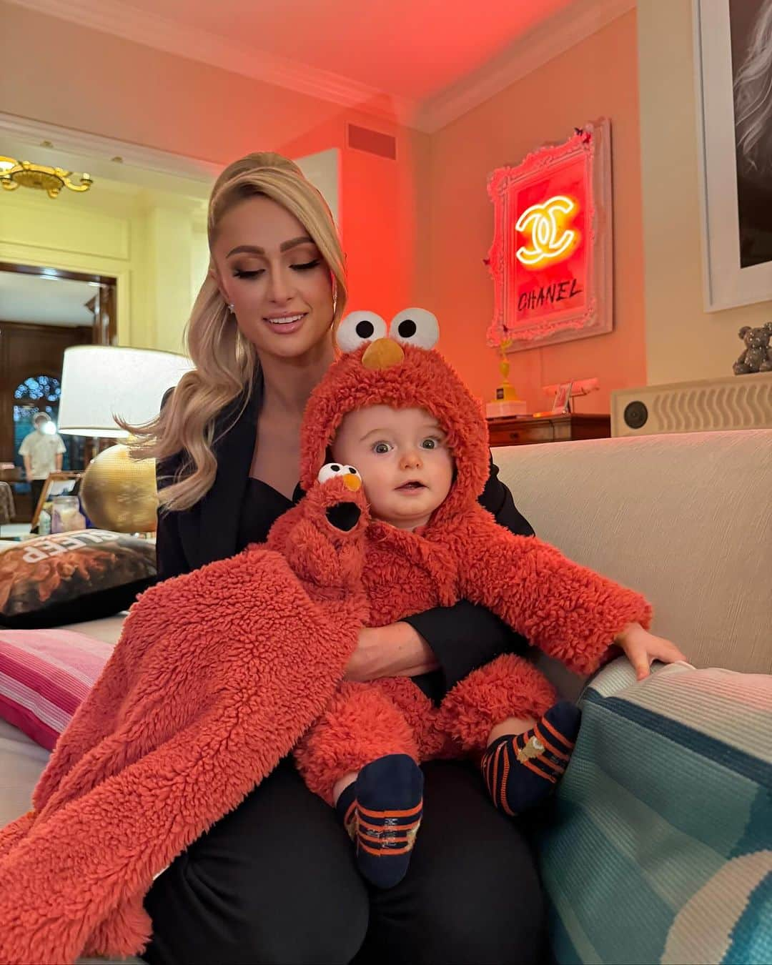 パリス・ヒルトンさんのインスタグラム写真 - (パリス・ヒルトンInstagram)「My lil Elmo. 🥹❤️👶🏼❤️ #BabysFirstHalloween 🎃」11月1日 12時26分 - parishilton