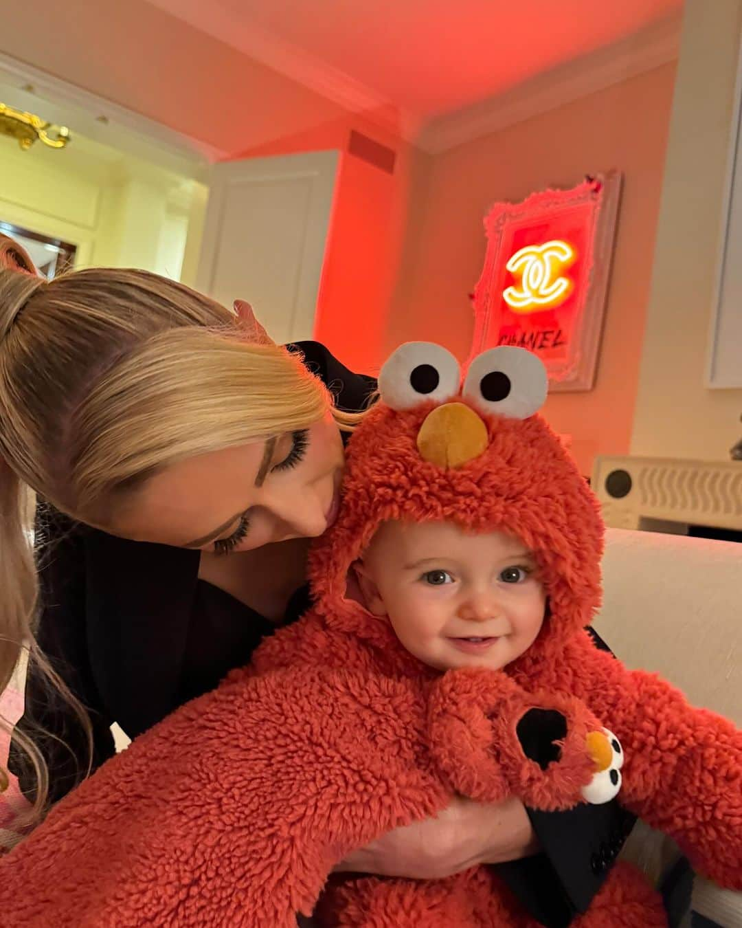 パリス・ヒルトンさんのインスタグラム写真 - (パリス・ヒルトンInstagram)「My lil Elmo. 🥹❤️👶🏼❤️ #BabysFirstHalloween 🎃」11月1日 12時26分 - parishilton