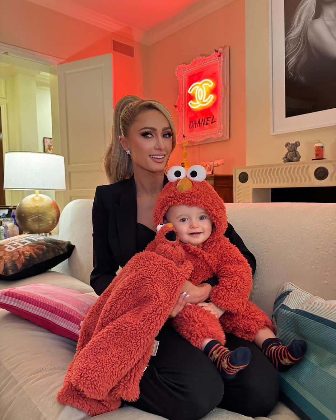 パリス・ヒルトンさんのインスタグラム写真 - (パリス・ヒルトンInstagram)「My lil Elmo. 🥹❤️👶🏼❤️ #BabysFirstHalloween 🎃」11月1日 12時26分 - parishilton