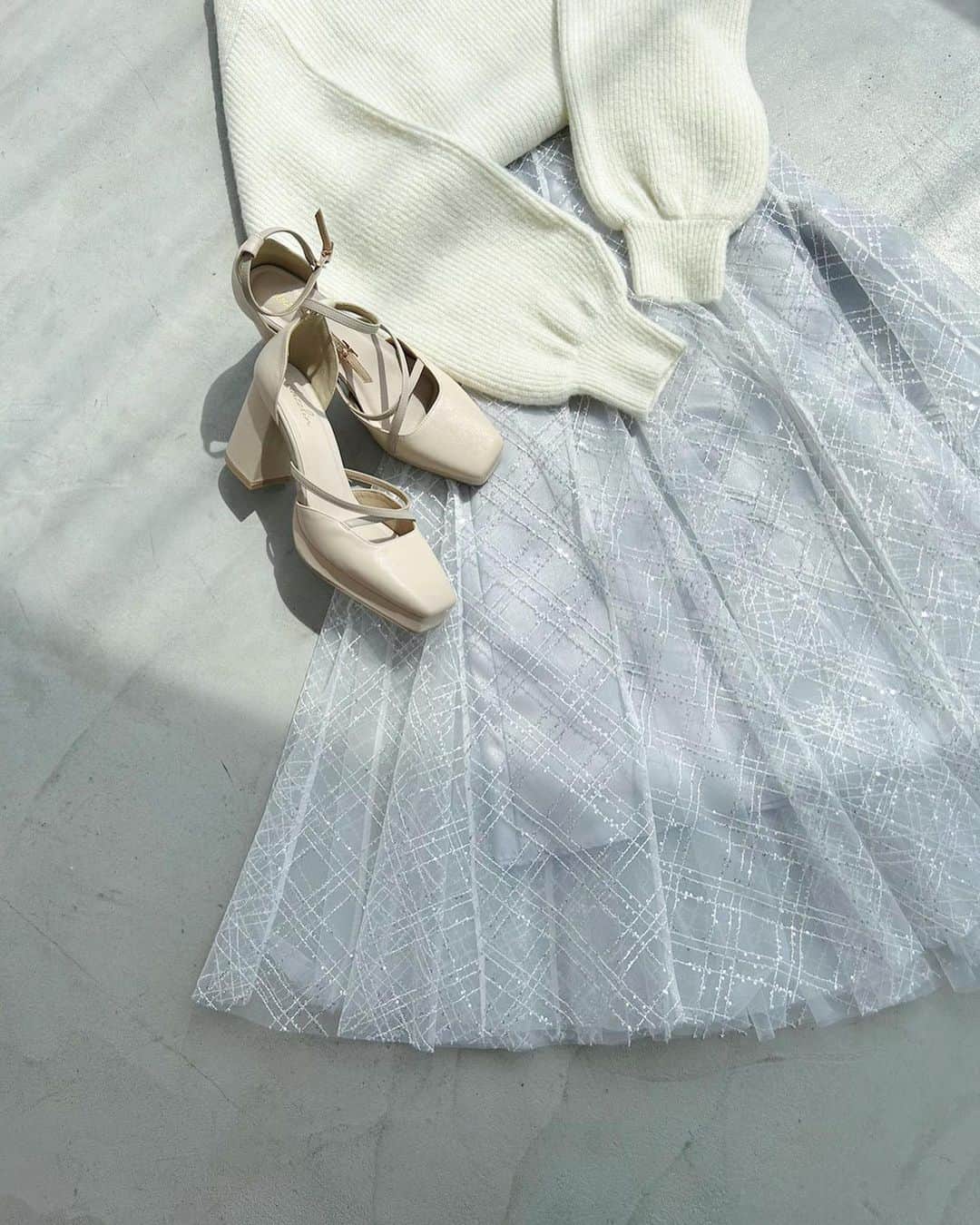 dazzlinのインスタグラム：「_____Web magazine up date ▶︎ スライドしてチェック🔍 . ............................................................................  『 Fpcus in -Holiday- White Collection 』  feat #藤井サチ ( @sachi_fujii_official )  ............................................................................  【  Twinkle Sequins — 01 】   . ■ Knit #レースレイヤードオーバーニットトップス price : ￥7,590 o.white / c.gray / b.pink / pink / blue / beige size : FREE  . ■ Skirt #スパンコールチュールチェックスカート price : ￥10,890 gray / black  size : S / M  . ............................................................................  アイテム詳細は商品タグ or TOPページURLよりチェック🔗 » @dazzlin_official  . 全国のdazzlin staffのスタイリングも更新中👗 » @dazzlin_staff_snap  . #藤井サチ #dazzlin #ダズリン #2023aw #ニット #ニットコーデ #スカート #スカートコーデ #ワントーン #ワントーンコーデ  #推し活 #カフェ活 #カフェ巡り #参戦服 #参戦コーデ #大人コーデ #大人カジュアル #カジュアルコーデ #きれいめカジュアル #シンプルコーデ」