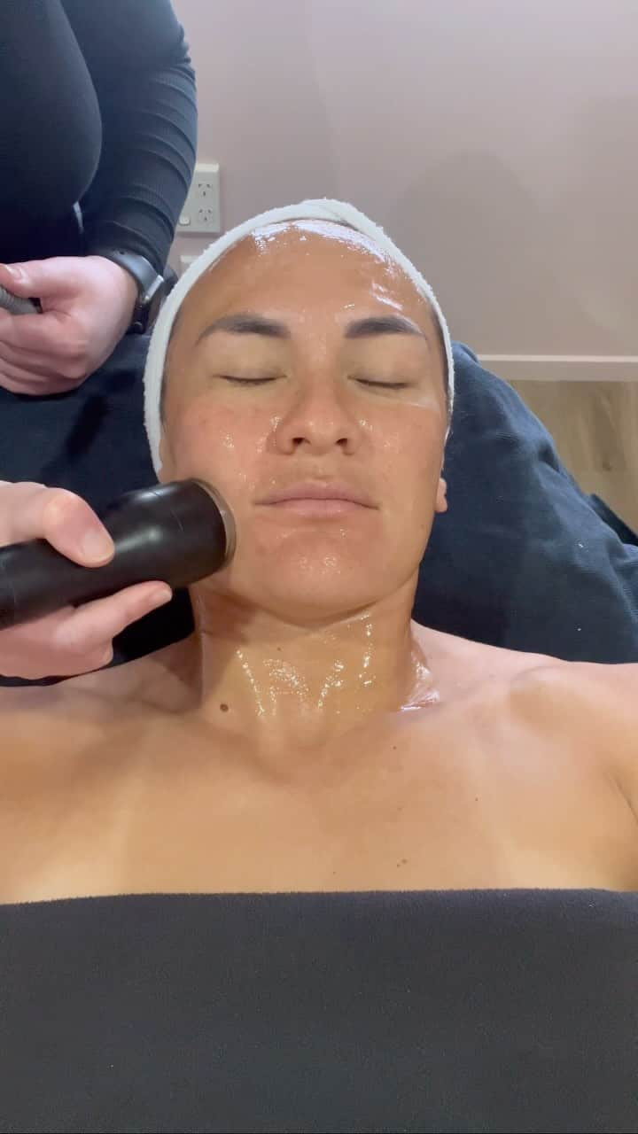 ポーシャ・ウッドマンのインスタグラム：「I have always wanted to go to Caci clinic. I am 32 and getting first facials and I LOVE it. The ladies at @caci_nz Mt Maunganui are so amazing and made me feel so special. I am not gifted this I just love what they do there.」