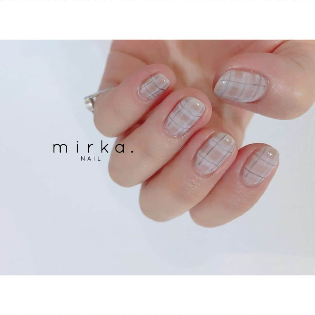 mirka. NAIL(ミルカネイル)のインスタグラム：「⁡ ⁡ ゆるチェック 𓅩 ⁡ ⁡ ⁡ …………………………………………………………… ⁡ ご予約、お問い合わせは LINE ID⇒ @mirka.nail (@含む)まで。 ⁡ ご新規様はハイライトの「ご案内」と「ご予約方法」を必ずお読みいただいてからご予約くださいますようお願いいたします。 空き状況や詳細はLINEの投稿からご確認ください。 ⁡ ⁡ ⁡ ⁡ #mirkanail#nails#nail#nailart#naildesign #ショートネイル#ネイルアート#ネイルデザイン#ネイル#大人ネイル#シンプルネイル#オフィスネイル#ニュアンスネイル#ナチュラルネイル#カジュアルネイル#ショートネイルデザイン#美甲#秋ネイル#秋ネイル2023 #プライベートサロン#プライベートネイルサロン#東京ネイルサロン#東京ネイル#江東区ネイルサロン#森下#清澄白河 ⁡」