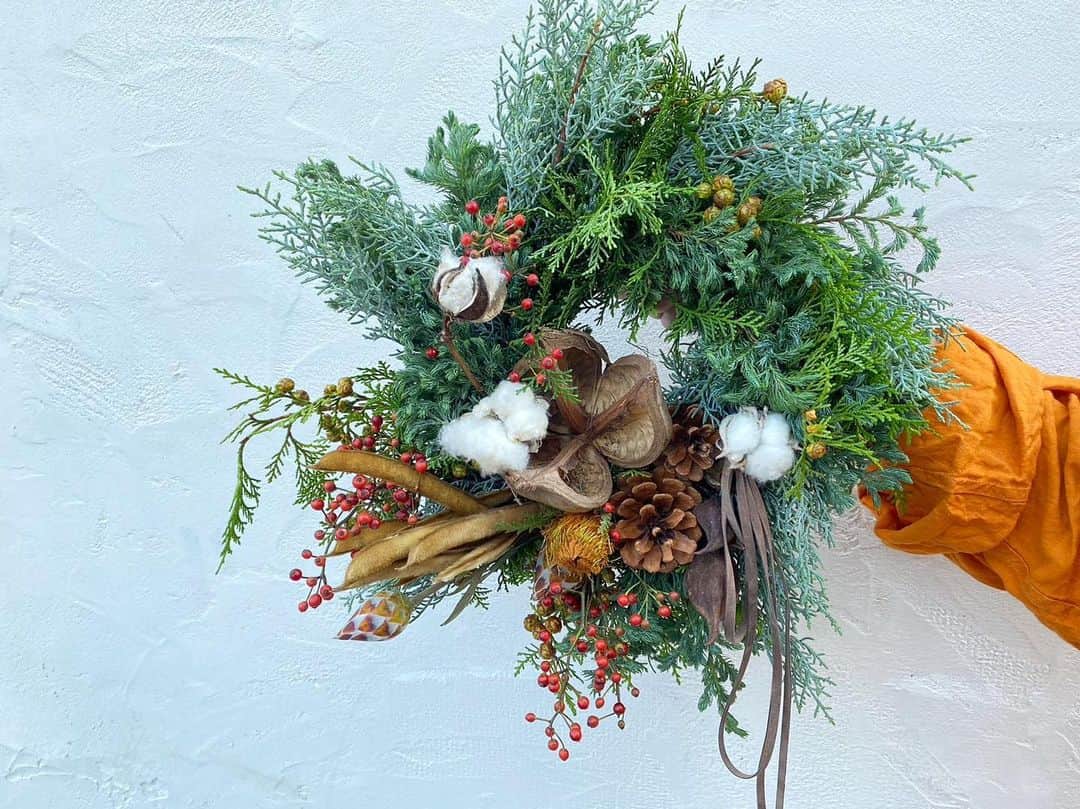 前田有紀のインスタグラム：「11月のはじまり。今朝の市場では、たくさんのクリスマスの花材が並んでいて、クリスマス一色！これからやってくるホリデーシーズンにドキドキした気持ちになりました。 gui flowerでは、今日からクリスマスリースの予約を受付スタートしました。 @gui.flower 今年のテーマは"Nuts brown wreath"！ 2018年のスタート時から毎年楽しみにしてくださる方も多く、今年も心を込めてご用意していきます。手前味噌ですが、リースもですが、スワッグも可愛いと思います。例年のことですが予約数上限に達したら早めに締め切るかもしれませんので、お早めに覗いてみてください！  @gui.flower」