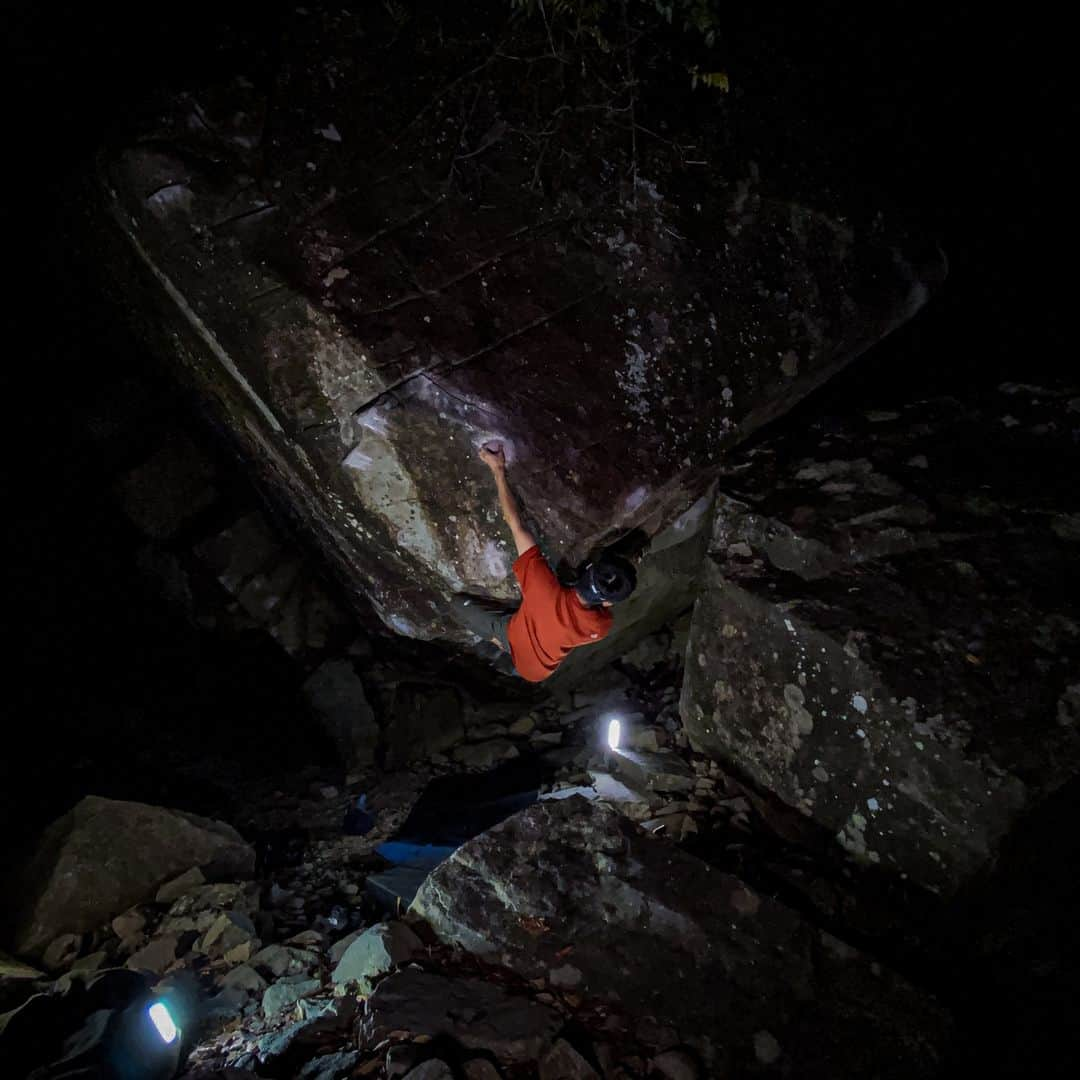 中島徹のインスタグラム：「変若水 / Ochimizu　V14/15  @dai_koyamada 's gem in Maze area which recently opened. Although I feel good on my body mobility after coming back, my finger strength has not yet returned, so the endurance-type problems suited me now.  problem: 変若水 V14/15 (personal grade is V14) climber: saruzaemon photo: saruzaemon location: Maze」