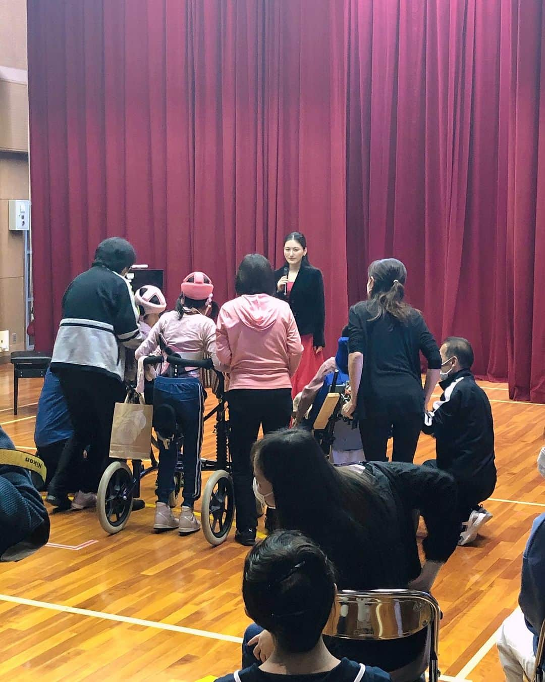 田中彩子さんのインスタグラム写真 - (田中彩子Instagram)「I visited my old elementary school and a school for the handicapped in Kyoto, Maizuru. 母校である舞鶴市福井小学校150周年記念の式典と、舞鶴支援学校行永分校に訪問させて頂きました。 歌ったあとなるべく子供達の質問を聞きたいのでいつもQ&Aタイムを作っているのですが、みんな元気に沢山質問してくれました✨ 支援学校でも嬉しそうに歌を聞いてくれて私もとても嬉しかったです。 『願い事がひとつ叶うとしたら神様に何を願いますか』 という質問は胸に突き刺さりました。私の答えは最後の記事の写真に。 皆がすくすく元気に笑顔で育っていきますよう。心よりお祈りしています。」11月1日 12時39分 - ayakotanaka_instaofficial