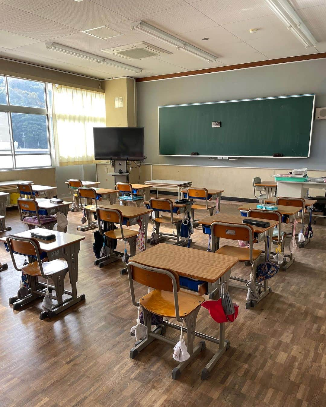 田中彩子さんのインスタグラム写真 - (田中彩子Instagram)「I visited my old elementary school and a school for the handicapped in Kyoto, Maizuru. 母校である舞鶴市福井小学校150周年記念の式典と、舞鶴支援学校行永分校に訪問させて頂きました。 歌ったあとなるべく子供達の質問を聞きたいのでいつもQ&Aタイムを作っているのですが、みんな元気に沢山質問してくれました✨ 支援学校でも嬉しそうに歌を聞いてくれて私もとても嬉しかったです。 『願い事がひとつ叶うとしたら神様に何を願いますか』 という質問は胸に突き刺さりました。私の答えは最後の記事の写真に。 皆がすくすく元気に笑顔で育っていきますよう。心よりお祈りしています。」11月1日 12時39分 - ayakotanaka_instaofficial