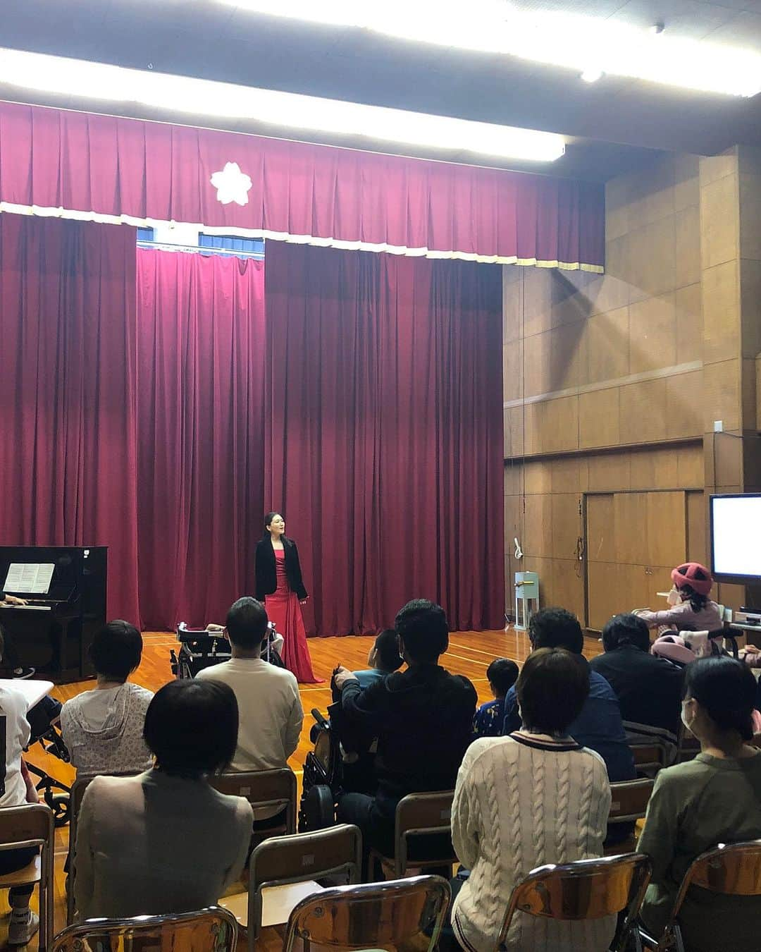 田中彩子さんのインスタグラム写真 - (田中彩子Instagram)「I visited my old elementary school and a school for the handicapped in Kyoto, Maizuru. 母校である舞鶴市福井小学校150周年記念の式典と、舞鶴支援学校行永分校に訪問させて頂きました。 歌ったあとなるべく子供達の質問を聞きたいのでいつもQ&Aタイムを作っているのですが、みんな元気に沢山質問してくれました✨ 支援学校でも嬉しそうに歌を聞いてくれて私もとても嬉しかったです。 『願い事がひとつ叶うとしたら神様に何を願いますか』 という質問は胸に突き刺さりました。私の答えは最後の記事の写真に。 皆がすくすく元気に笑顔で育っていきますよう。心よりお祈りしています。」11月1日 12時39分 - ayakotanaka_instaofficial