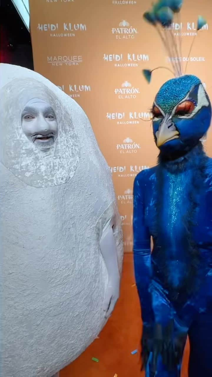 マリクレールのインスタグラム：「She’s a peacock. He’s just egg. #HeidiKlum and husband #TomKaulitz kick off Klum’s annual Halloween bash—and hint at what we can expect from the duo next.   🎥: @nehapk」