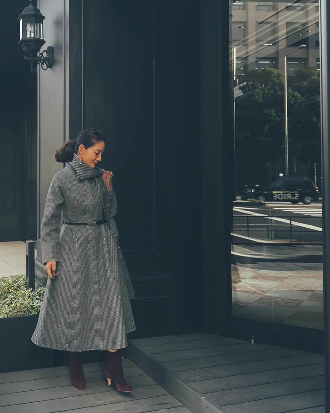 白澤貴子さんのインスタグラム写真 - (白澤貴子Instagram)「My first wool coat style in this season.  風が冷たく感じられるようになってからというもの、年末年始のことばかり考えている。  ふと、私のサロンで皆と語らい合った"今"と正面から向き合って過ごすひとときの大切さについて思い返す。  先を考えず携帯ものぞかず今目の前にある世界に100%向き合うということは、容易なようで実際は予想を遥かにこえて難しい。  まだ紅葉さえも満足に愉しめていないというのに、もう来年の夏の装いを頭のどこかで考える私はもはや職業病。  先々のことを妄想する自分と今を全力で満喫する自分、両方バランス良く付き合っていきたいな。  というわけで、今シーズンコート初出し。 まだ気温は下がり切っていないからワンピースのように纏ってみる。 なんだかんだいっても、装いの先取りで湧き立つ高揚感だけはやめられない。  #CELFORD #celfordwelove」11月1日 12時41分 - takakoshirasawa