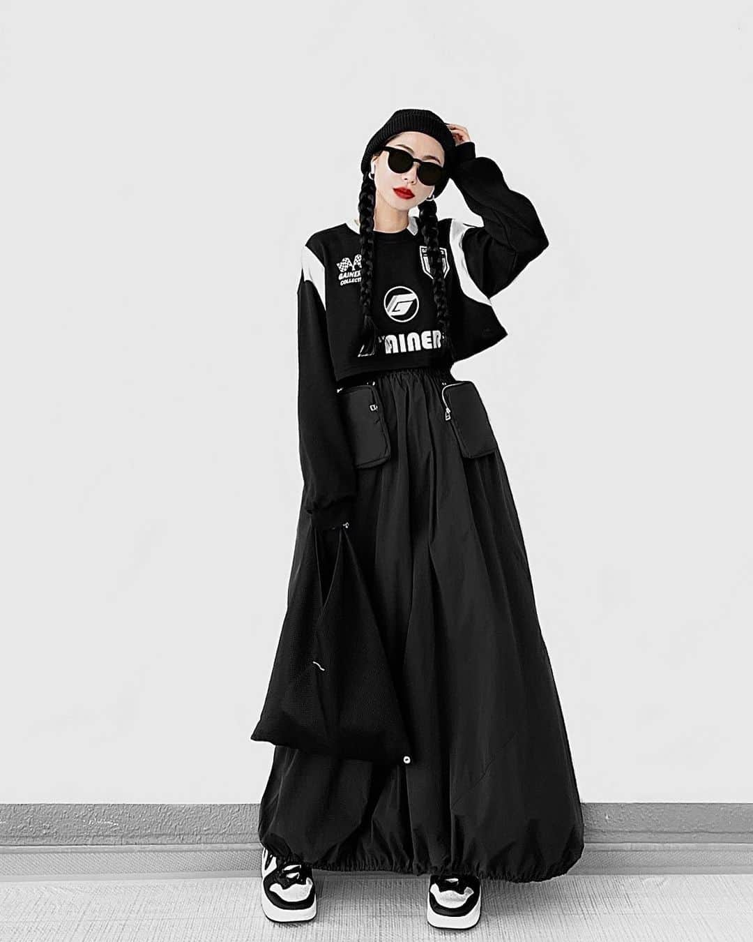 lve_xxxxのインスタグラム：「. . ユニT クロップド丈も使えます✌️  Uniform design cropped tops Ai  select ( @lveu.official )  これ、思いの外使えるんよ。 ワンピースの上から着たり ロンTとかレイヤードしても良いし！  赤黒の2色展開です❤️🖤  今日から11月からとか… 2023も残り2ヶ月？！ 　 1日24Hじゃ足りないんだけど 一ヶ月経過早すぎ  はやーーー😩  #wear更新」