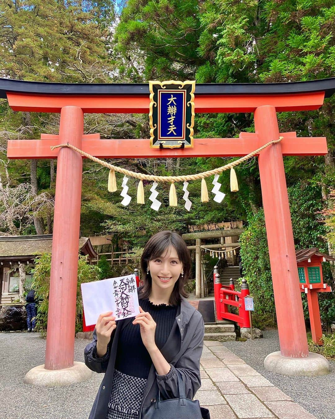 横山ルリカのインスタグラム：「. 毎年恒例、奈良の大峰本宮 天河大辨財天社へ⛩ 今年もお導きいただいた事に感謝です🙏  とても水が綺麗な場所で、 タイミングよく秋の紅葉も楽しむことができて大自然の澄んだパワーを沢山いただきました🍁  競馬予想TV!予想家の井内さん、市丸さんと今年は最小人数の3人旅🚝  井内さんが旅のお供にくださったほうじ茶ゼリーが美味しくてペロリ🤤 家族にお土産で買って帰りました✨  #奈良 #大峰本宮 #天河大辨財天社 #⛩ #御朱印 #パワースポット  #🐉 #競馬予想TV #井内利彰 さん #市丸博司 さん #紅葉 #ほうじ茶ゼリー」