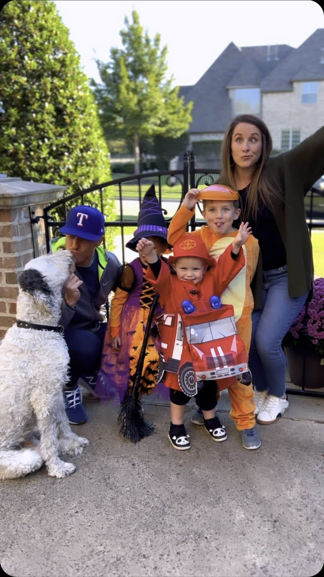 カーリー・パターソンのインスタグラム：「🧙‍♀️🚒🎃」