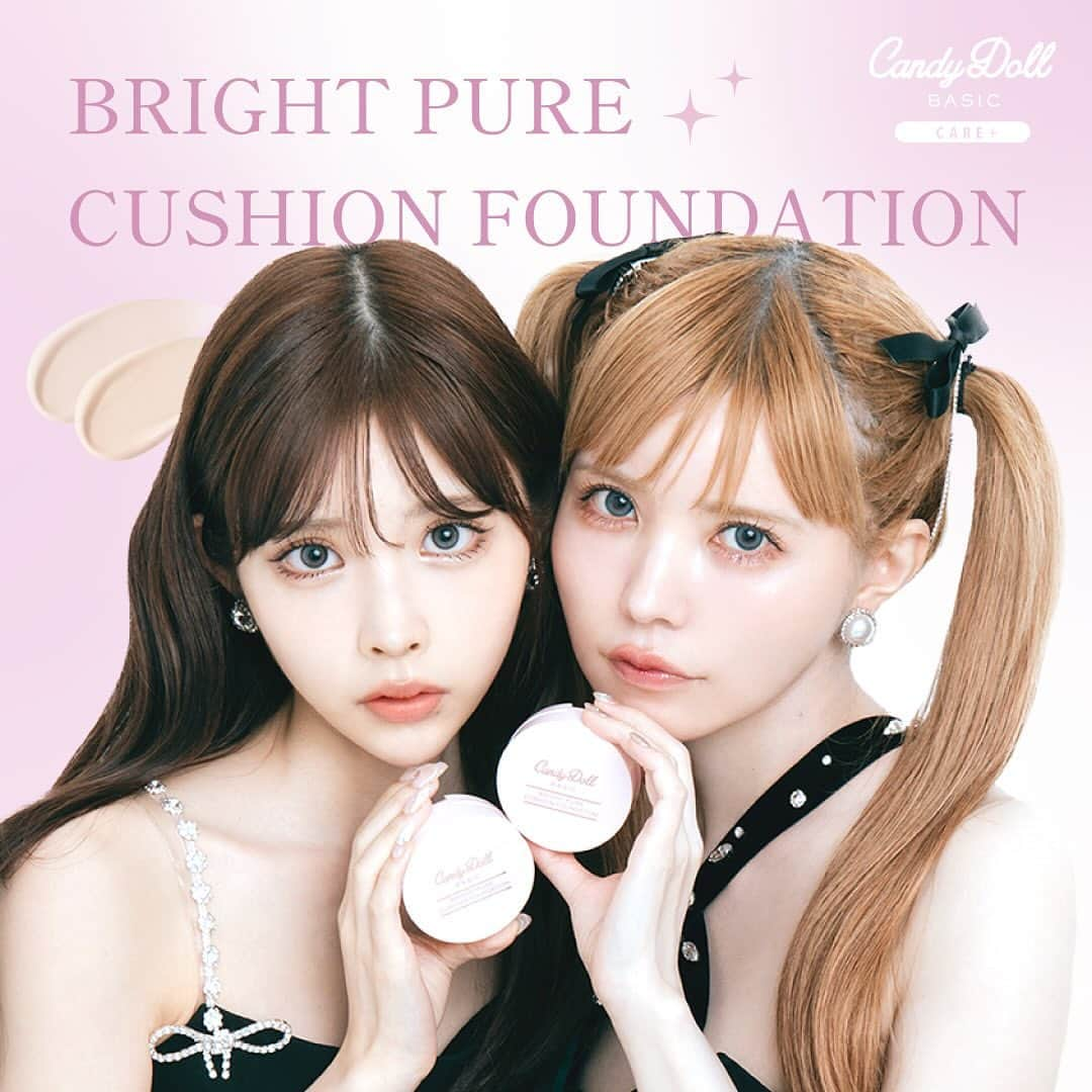 Candy Dollのインスタグラム：「. ＼ 情報解禁 .ᐟ.ᐟ／  完売続出した大人気アイテム#フィルターパウダー に次ぐ ブランド15周年企画第2弾…🎁 CandyDollから超大作のクッションファンデがついに発売🩷  ୨୧┈┈┈┈┈┈┈┈┈┈┈┈┈┈┈୨୧  🗓 𝟮𝟬𝟮𝟯.𝟭𝟭.𝟮𝟵(𝘄𝗲𝗱) 𝗥𝗲𝗹𝗲𝗮𝘀𝗲  𝗕𝗥𝗜𝗚𝗛𝗧 𝗣𝗨𝗥𝗘 𝗖𝗨𝗦𝗛𝗜𝗢𝗡 𝗙𝗢𝗨𝗡𝗗𝗔𝗧𝗜𝗢𝗡 𝟬𝟭 𝗖𝗟𝗘𝗔𝗥 𝗩𝗔𝗡𝗜𝗟𝗟𝗔 𝟬𝟮 𝗡𝗔𝗧𝗨𝗥𝗔𝗟 𝗩𝗔𝗡𝗜𝗟𝗟𝗔  ￥𝟭,𝟲𝟵𝟰(税込)  ୨୧┈┈┈┈┈┈┈┈┈┈┈┈┈┈┈୨୧  クッションファンデ特有の厚塗り感がでない 透明感肌※仕上げにこだわった 理想の#アプリ肌クッションファンデ ※が誕生♡  どんなバックにも持ち歩きやすいミニサイズで いつでもどこでも隙のないアプリ肌※に    かわいすぎるビジュアルや商品情報を 沢山投稿する予定なので 是非公式SNSをチェックしてください😻     ※メイクアップ効果による。 ___________________________　  ◽️𝗥𝗘𝗟𝗘𝗔𝗦𝗘 WEB：11/29(水)12時～販売開始 店頭：12/5(火)以降に順次展開予定 ※展開開始日は店舗の状況により前後する場合がございます。 ご購入の際は事前に店舗にお問い合わせ下さい。  ◽️𝗪𝗘𝗕 https://candydoll.jp/2q3d Luvlit・楽天・Amazon・ZOZOTOWN  ◽️𝗦𝗛𝗢𝗣 全国のバラエティショップ(プラザ、ハンズ、ロフト、ローズマリー、ショップイン、アットコスメ、アインズ＆トルぺなど)、ドン・キホーテ、マツモトキヨシ、ココカラファイン、ビックカメラ、GMSにて販売。 ※店舗によって取り扱いは異なります ※数量限定のためなくなり次第終了となります。 ___________________________  #CandyDoll#キャンディドール#益若つばさ#クッションファンデ#クッションファンデーション#ミニクッションファンデ#ミニクッションファンデーション#ミニバック#ファンデーション#肌補正#白肌#透明感#透明感メイク#新作コスメ#ベースメイク#メンズメイク#メンズコスメ#トーンアップ#プチプラ#プチプラコスメ#コスメ紹介#コスメレポ#コスメレビュー#CandyDoll_basemake#CandyDoll_15thAnniversary」