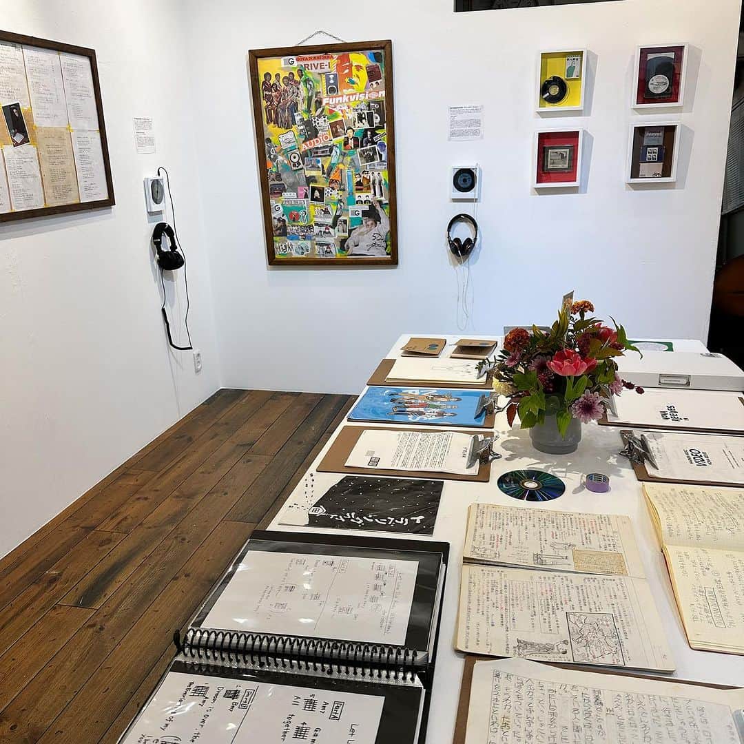 西寺郷太のインスタグラム：「#西寺郷太史料展 午前中、草野球でファーボール出しまくり負け投手になりましたが、その後「ゼロ年代の NONA REEVES」CD盤面のチェック（可愛い！）や昨日書いたライナーノーツの修正をして @kitgallery へ^_^。」
