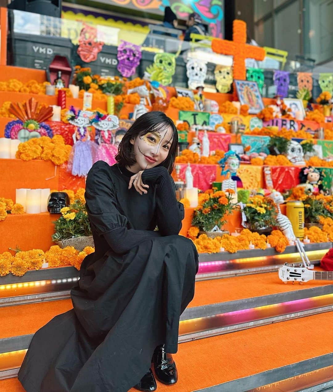 秋倉諒子さんのインスタグラム写真 - (秋倉諒子Instagram)「Dia de muertos💃💀🏵️ ともちゃんに誘われて メキシコの死者の日のメイクをしてもらいました🇲🇽🌼 無料で素敵なイベントをやっててびっくり！ 楽しかった〜☺️ ヘアメイクやってた時を思い出して派手な作品作るの大好きだったなぁ♡となぜか懐かしくなりました🤭 渋谷ストリーム11月2日までだよ！ #死者の日」11月1日 12時53分 - ryokoak45