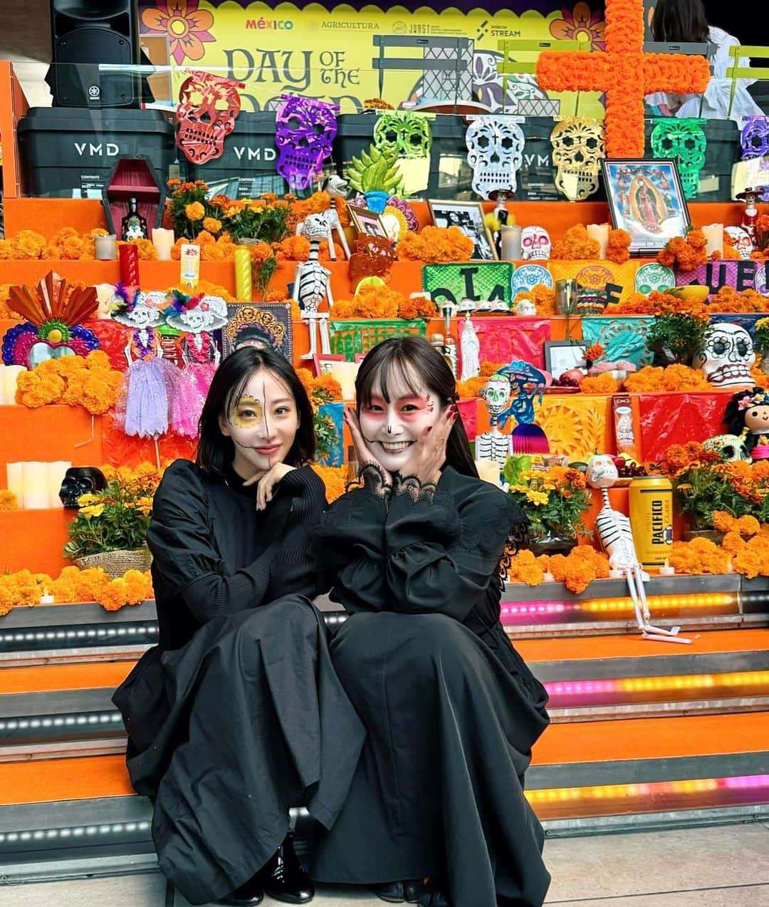 秋倉諒子さんのインスタグラム写真 - (秋倉諒子Instagram)「Dia de muertos💃💀🏵️ ともちゃんに誘われて メキシコの死者の日のメイクをしてもらいました🇲🇽🌼 無料で素敵なイベントをやっててびっくり！ 楽しかった〜☺️ ヘアメイクやってた時を思い出して派手な作品作るの大好きだったなぁ♡となぜか懐かしくなりました🤭 渋谷ストリーム11月2日までだよ！ #死者の日」11月1日 12時53分 - ryokoak45