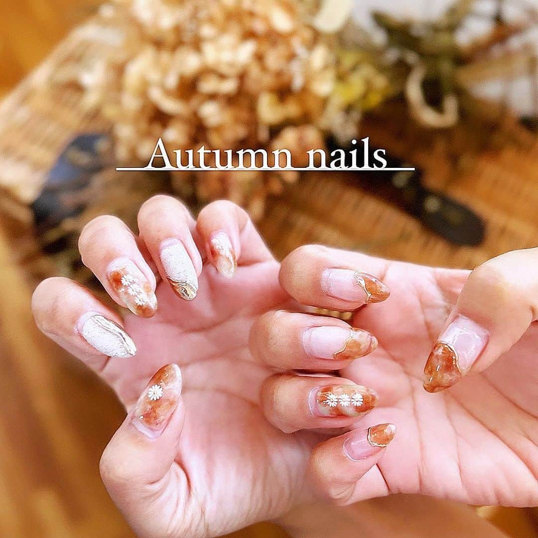 MIMIのインスタグラム：「🍂🍁🍂🍁  秋だね〜🧡  昼間はまだまだ暖かいけど☺️ もう11月か❗️❗️早い...w  #秋ネイル#nail#autumnnails #autumnnail#selfnail」