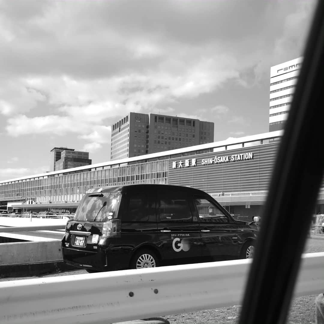フローラン・ダバディーのインスタグラム：「大阪出張。36 hrs in Osaka. #leitzphone2 #leicamonochrome」