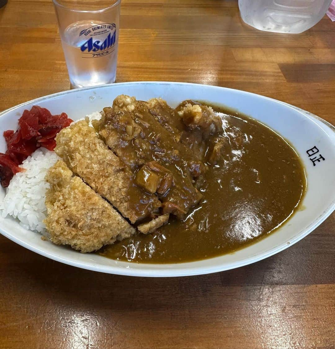 ハチミツ二郎のインスタグラム：「山谷の名店 日正カレーでカツカレー 950円。 前はラーメンもあってそれも美味かったけど今はカレーとカツカレーの専門店に。 店のおやっさん、前オレのこと「つまみ枝豆さん」って言ってたけど今日は「ハチミツ二郎さん」と間違えずに言ってくれた。 「忘れない様にメモに書いといたんだよ」と。　 今日もカツカレーは美味かった。  カツカレーモード終了。  #curry #カレーライス #カツカレー #日正カレー」