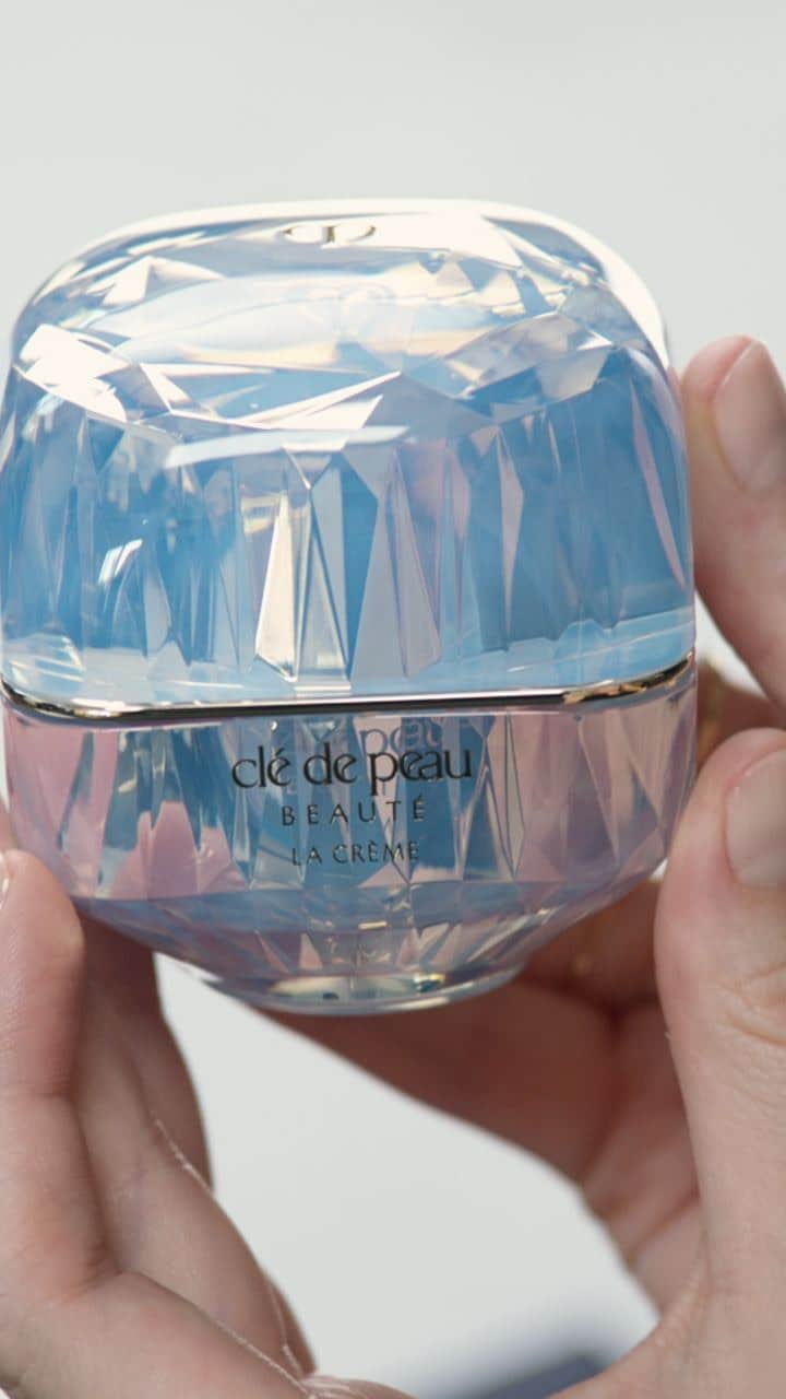 Clé de Peau Beauté Officialのインスタグラム：「The festive season demands flawless skin and #LaCreme delivers just that! Packaged in a gorgeous holiday design by artist @KatieRodgers, this intensive night cream comes with Skin-Empowering Illuminator and CeraFerment Extract to target your skin’s innate potential for self-regeneration - wake up with smooth, firm and rejuvenated skin the next morning✨  クリスマスシーズンは美しい肌でいたいですね。 アーティストのケイティ ロジャース氏（@KatieRodgers）によってデザインされた、ホリデーコレクションのクレ・ド・ポー ボーテ #ラクレーム （医薬部外品）は、「肌の知性*」に着目した独自成分、スキンイルミネイターリッチ配合（保湿・整肌） （加水分解シルク、加水分解コンキオリン、テアニン、トウキエキス、シソエキス、グリシン、グリセリン、ＰＥＧ／ＰＰＧ－１４／７ジメチルエーテル、トレハロース） とろけるように肌へなじんで豊かなうるおいとはり・弾力をもたらし、若々しい印象があふれだす輝かしい未来へ導きます✨  *「肌の知性」とは、すべての人が生まれながらにそなえている、生涯美しい輝きを保ち続けるための鍵です。」