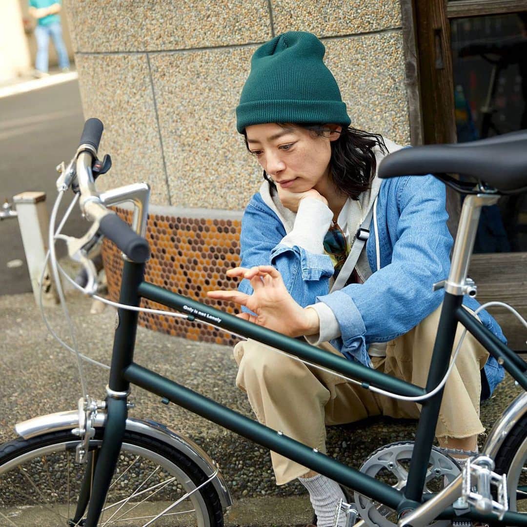 ほぼ日刊イトイ新聞さんのインスタグラム写真 - (ほぼ日刊イトイ新聞Instagram)「⁡ ⁡ 清澄白河に実店舗がある人気ブランド・ tokyobikeとほぼ日がつくった、 日常にたのしい変化を くわえてくれるような「わたしの自転車」。 ⁡ 本日11月1日（水）から新価格となり、 よりお求めやすくなりました。 ⁡ ミニベロと呼ばれる、 タイヤサイズ20インチの自転車で、 七段変速つきなため 坂道もテンポ良く進みます。 ⁡ カラーは、淡い水色の Powder Blue（パウダーブルー）と、 森のように深いグリーンの Fog Forest（フォグフォレスト）の２色。 ⁡ 秋冬のお出かけにもおすすめな、 かろやかな自転車ですよ。 ⁡くわしいご紹介は、ストーリー、もしくは、 プロフィールにある「ご紹介コンテンツ一覧」の リンクからぜひご覧ください。  #tokyobike #自転車 #わたしの自転車  #ほぼ日ストア #ほぼ日 #ほぼ日刊イトイ新聞 ⁡ https://www.1101.com/store/mybike/2023/product/bike.html」11月1日 13時00分 - hobonichi1101