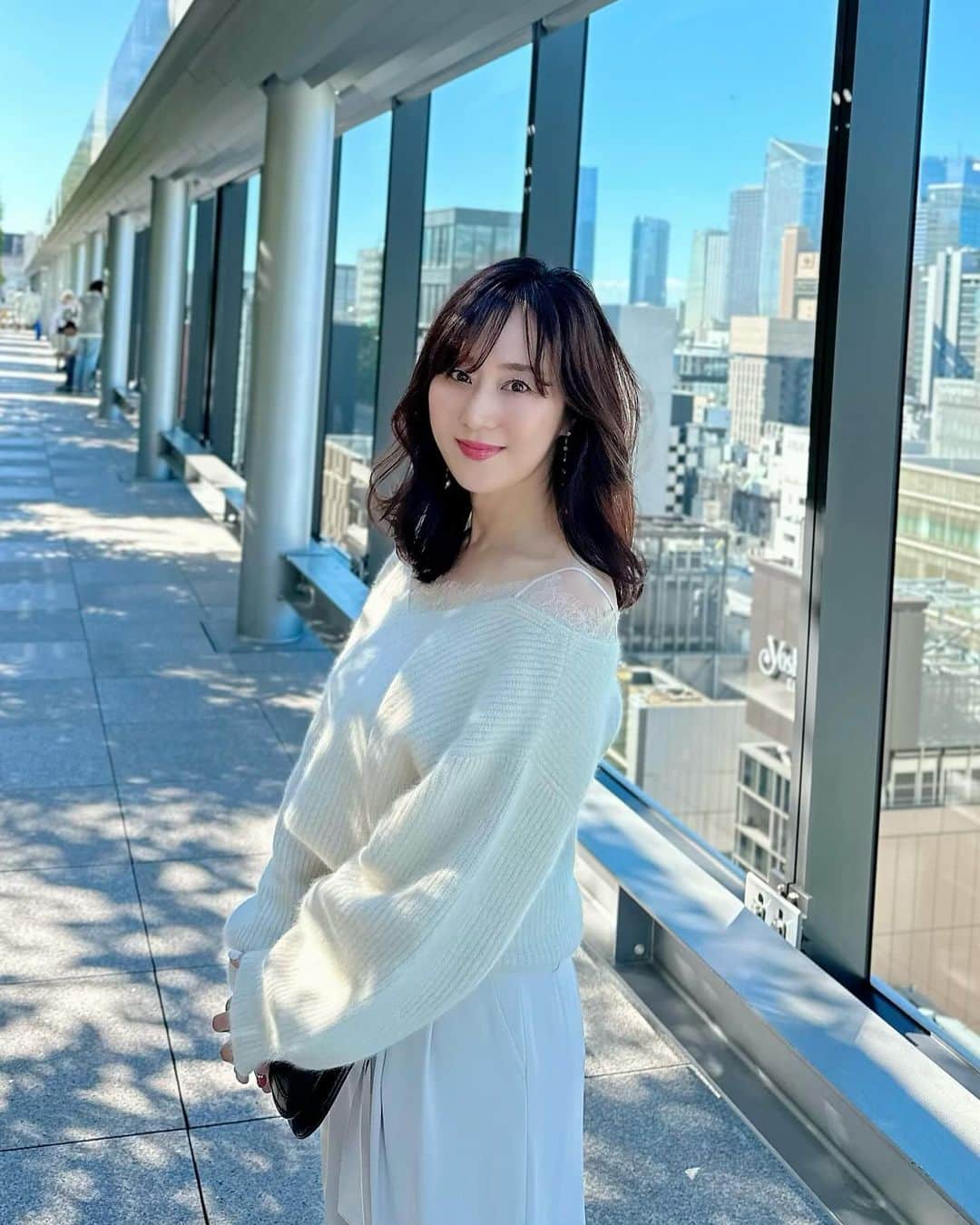 村上麻衣のインスタグラム：「最近ネットで買って想像よりも可愛くて お気に入りになったトップス🧡🤍  Tops @fray_id   気持ちの良い秋晴れが続いておりますね🌞  一年でいちばん過ごしやすい時期かもしれないです✨  平和で穏やかな1日になりますように。  #fashion #frayid  #フレイアイディー #ファッション #今日のコーデ #今日のファッション #アラフォーコーデ #アラフォーファッション #アラフィフコーデ #coodinate」