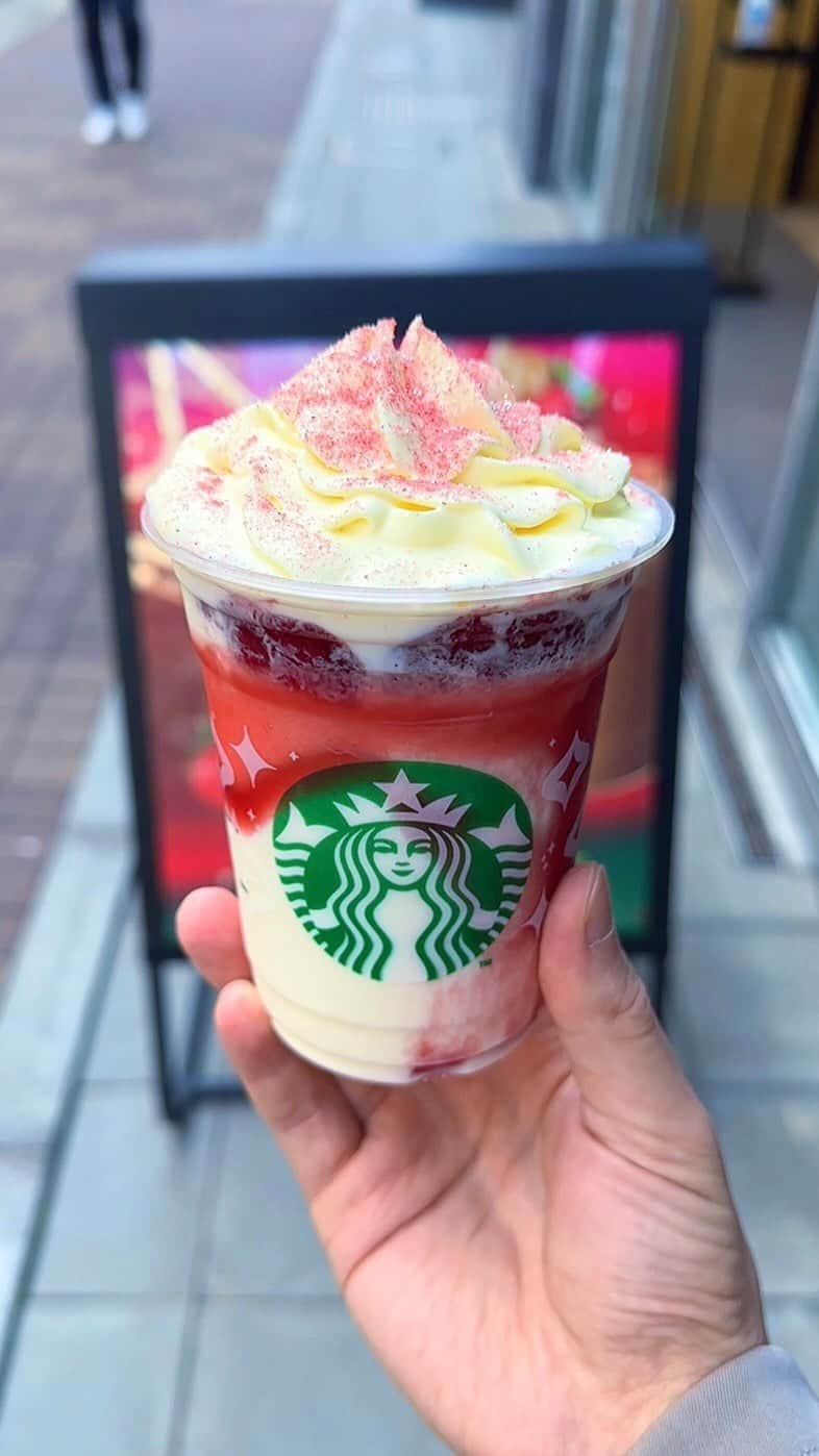 ゆうとグルメのインスタグラム：「🍓スタバ新作のいちごフラペチーノ🍓 ㅤㅤㅤㅤㅤㅤㅤㅤㅤㅤㅤㅤㅤ 全国のスタバで11/1(水)発売の 「ストロベリーメリークリームフラペチーノ」700円 ㅤㅤㅤㅤㅤㅤㅤㅤㅤㅤㅤㅤㅤ クリーミーなミルクとストロベリーをベースに、仕上げに特製メリークリームをトッピングしたホリデーシーズンにぴったりな期間限定フラペチーノ！ ㅤㅤㅤㅤㅤㅤㅤㅤㅤㅤㅤㅤㅤ メリークリームはこのために作られたホワイトチョコ味のマスカルポーネチーズクリームのことで、その上にのったストロベリーパウダーとシルバーシュガーがキラキラ華やかな見た目も演出してくれていました！ ㅤㅤㅤㅤㅤㅤㅤㅤㅤㅤㅤㅤㅤ いちご果肉がゴロゴロ入ったストロベリーソースの甘酸っぱさと普段のホイップもはひと味ちがう濃厚なメリークリームが相性ばっちりでこれはほんとにおいしすぎた🤤🤤 ㅤㅤㅤㅤㅤㅤㅤㅤㅤㅤㅤㅤㅤ チョコ好きな人は、  ①チョコレートソース追加(無料) ②チョコチップ追加(+55円)  でカスタム注文するとアポロチョコ風の味わいに変化させることもできるみたいなのでぜひ試してみて🍓🍫  おすすめ！！ ㅤㅤㅤㅤㅤㅤㅤㅤㅤㅤ #スタバ #スタバ新作 #ストロベリーメリークリームフラペチーノ #starbucks #starbucksjapan #tokyo #japan #🍓  ㅤㅤㅤㅤㅤㅤㅤㅤㅤㅤㅤㅤㅤ #フラペチーノ #スターバックス #東京カフェ #東京グルメ #大阪グルメ #大阪カフェ #カフェ巡り #コーヒー #スターバックス #クリスマス #strawberry #japanesefood #japantravel #japantrip #instafood」